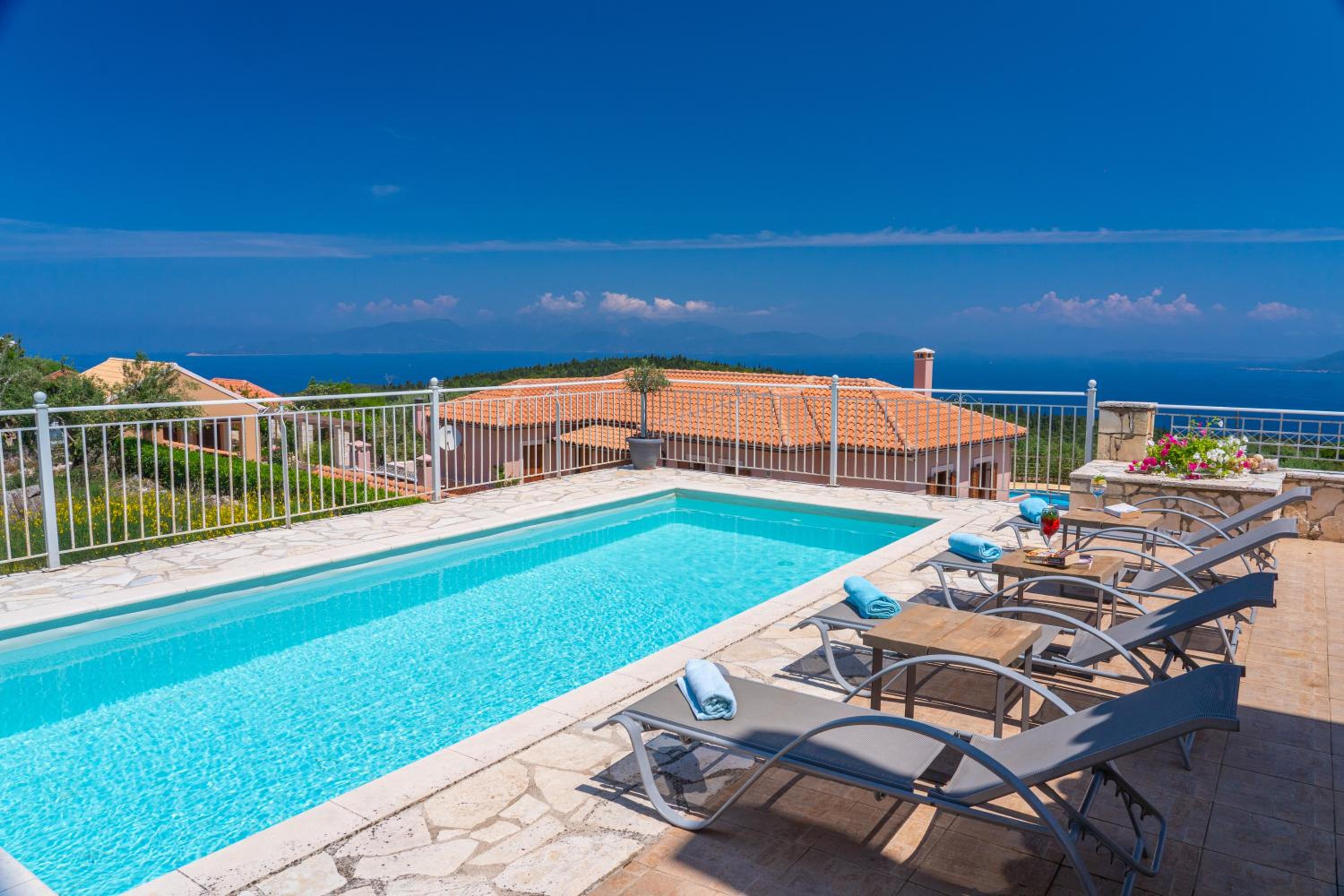 Guiscardos Luxury Villa view 4