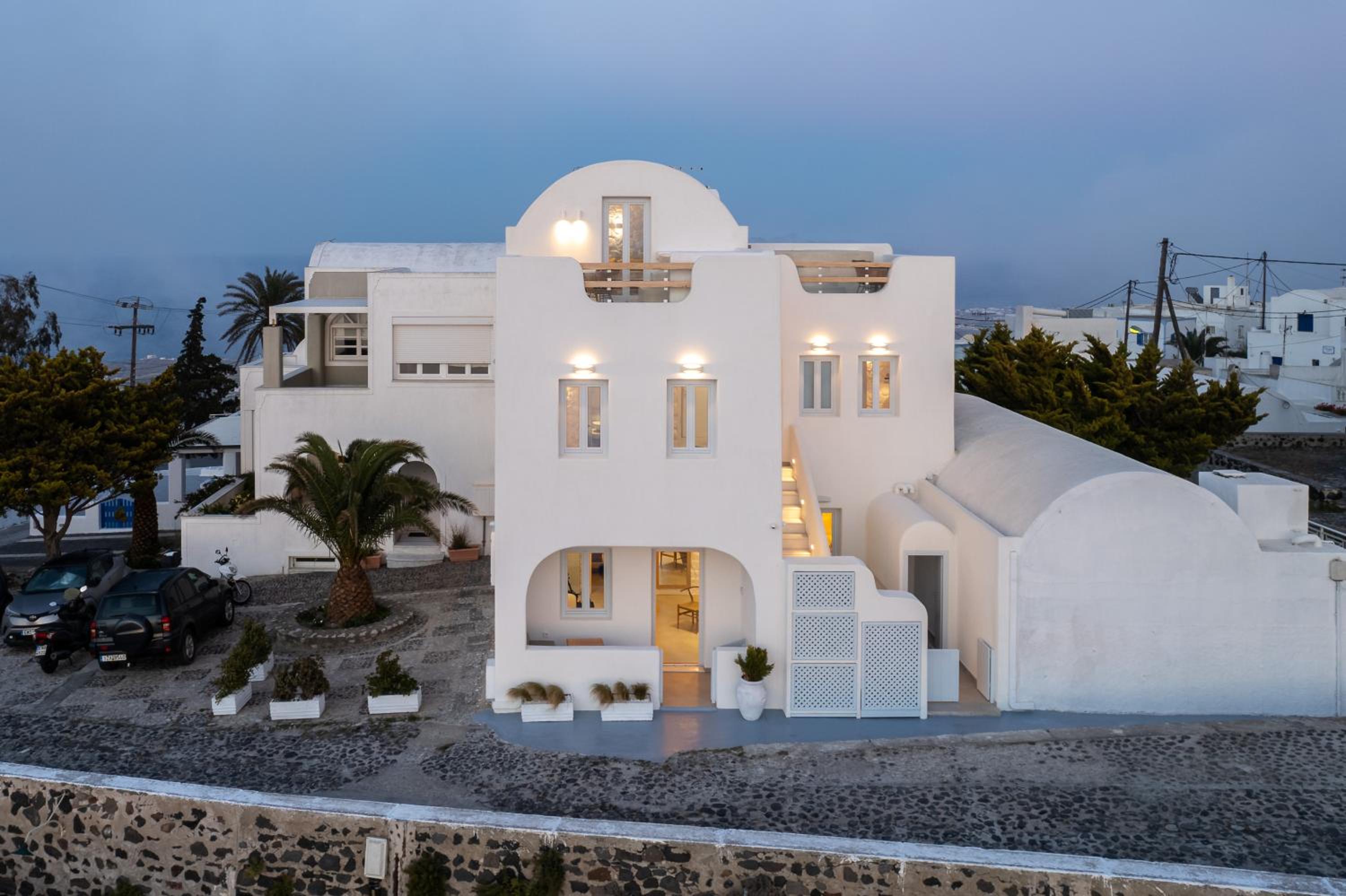 Airth Santorini Suites