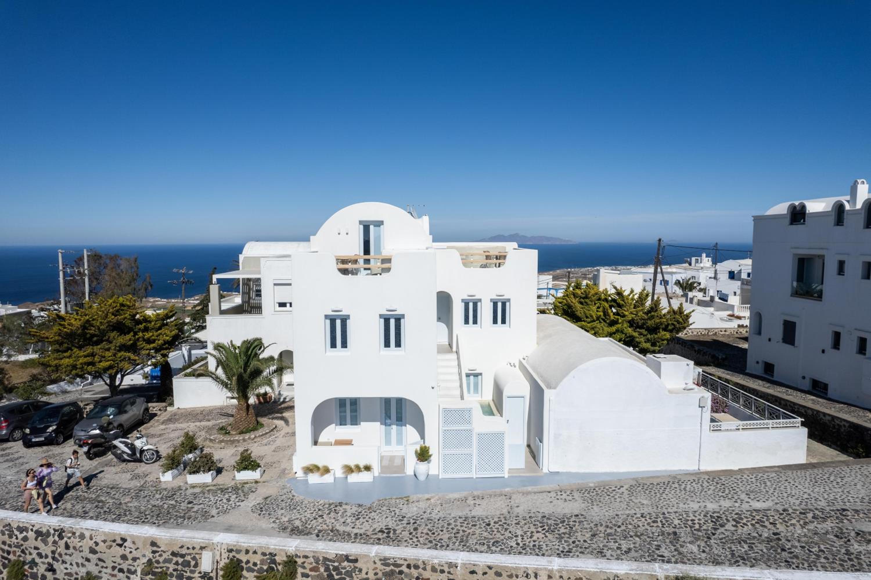 Airth Santorini Suites
