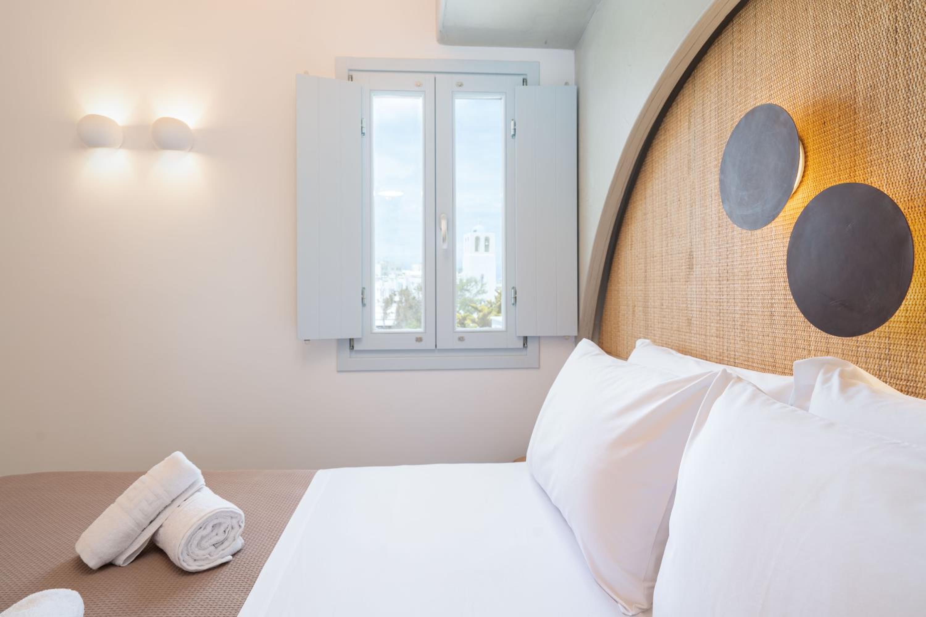 Airth Santorini Suites