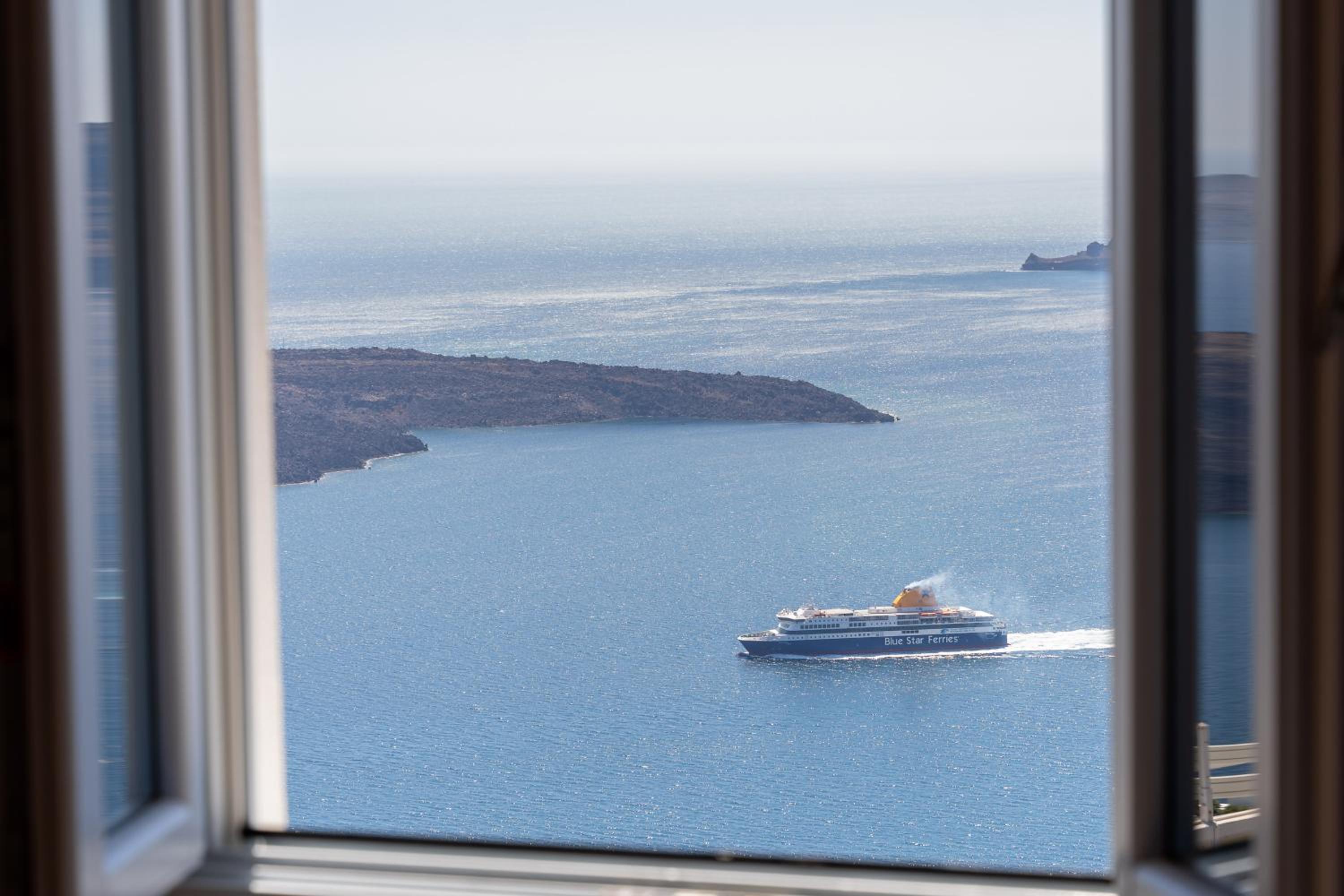 Airth Santorini Suites