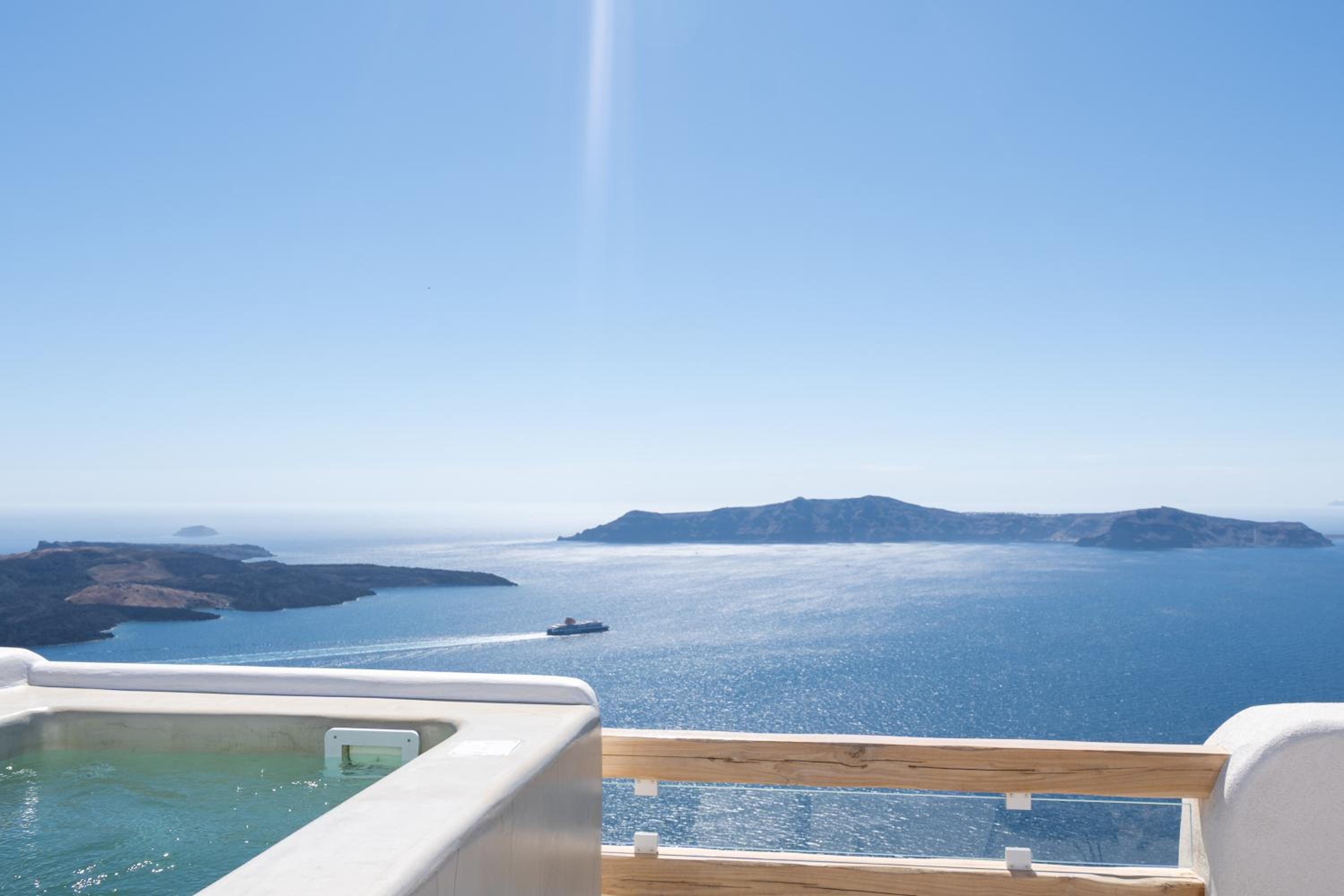 Airth Santorini Suites