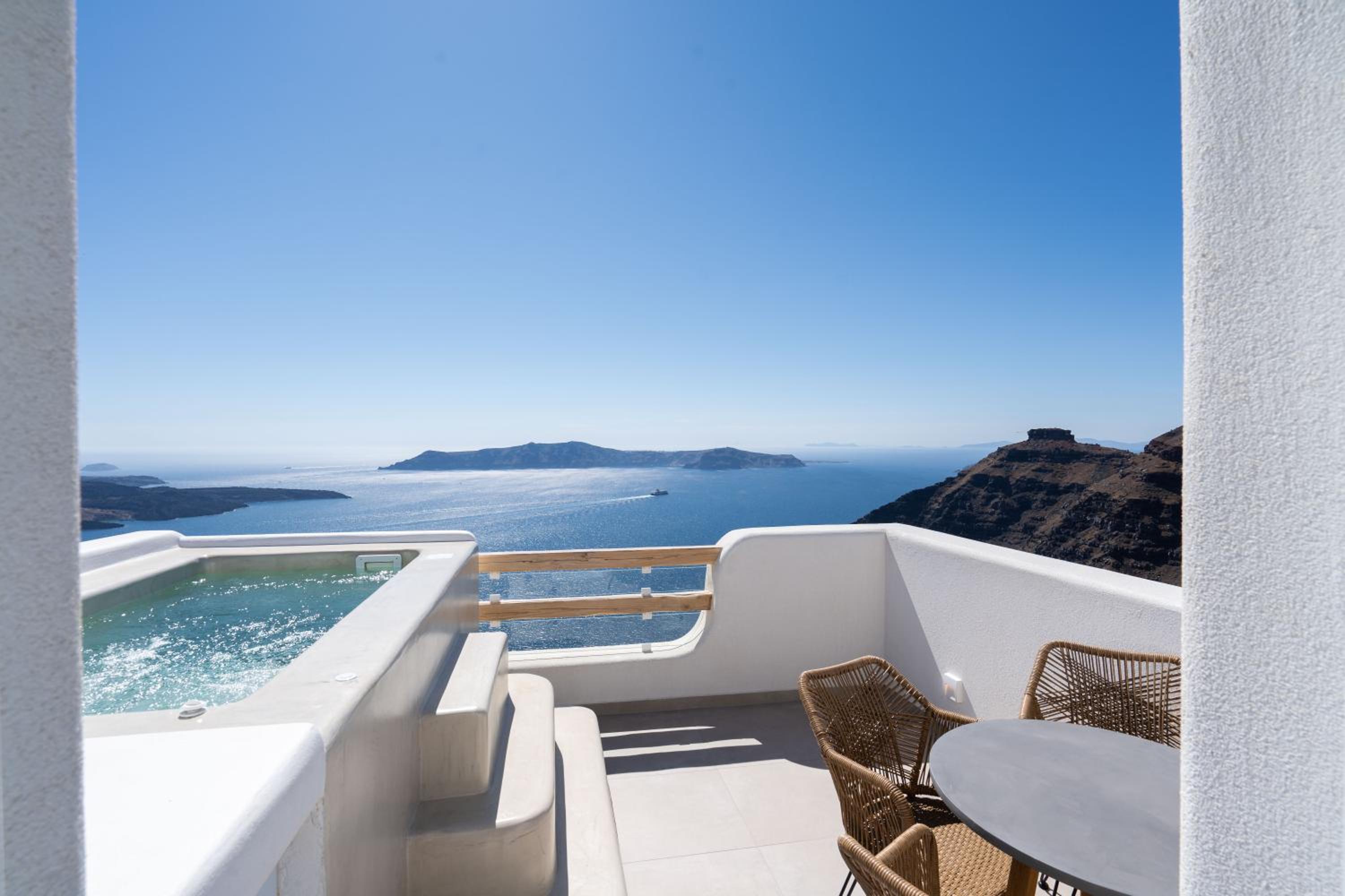 Airth Santorini Suites