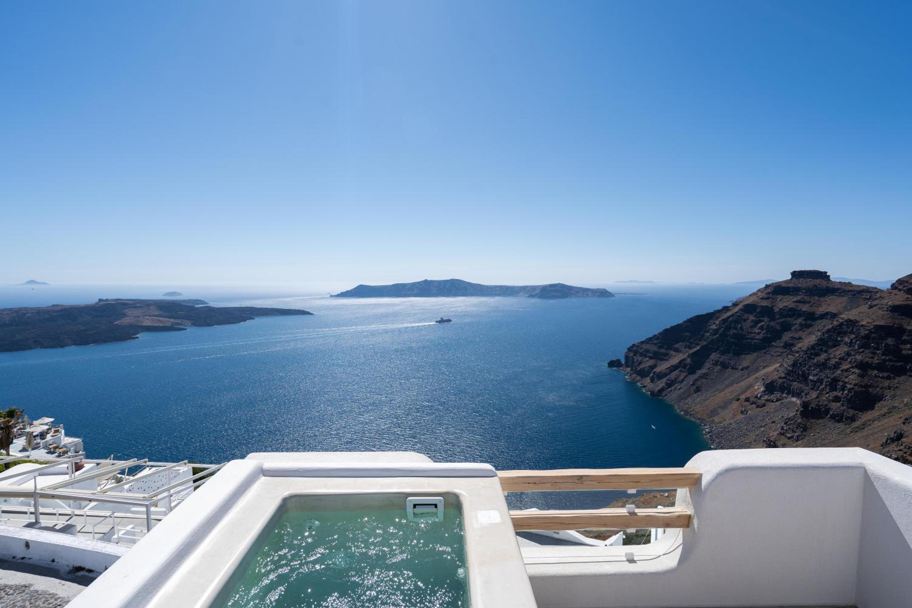 Airth Santorini Suites
