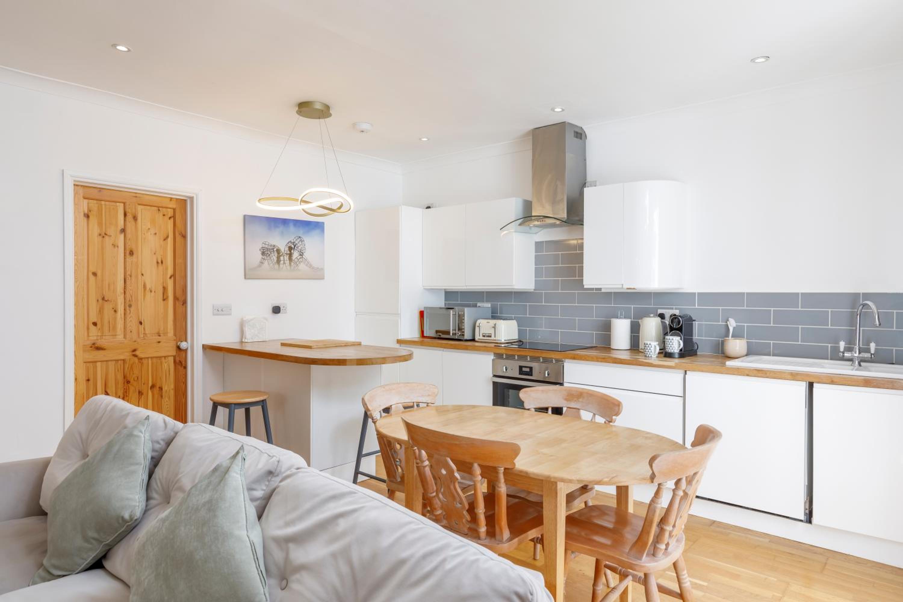 Lovely, centrally located 2-bedroom apartment with patio view 5