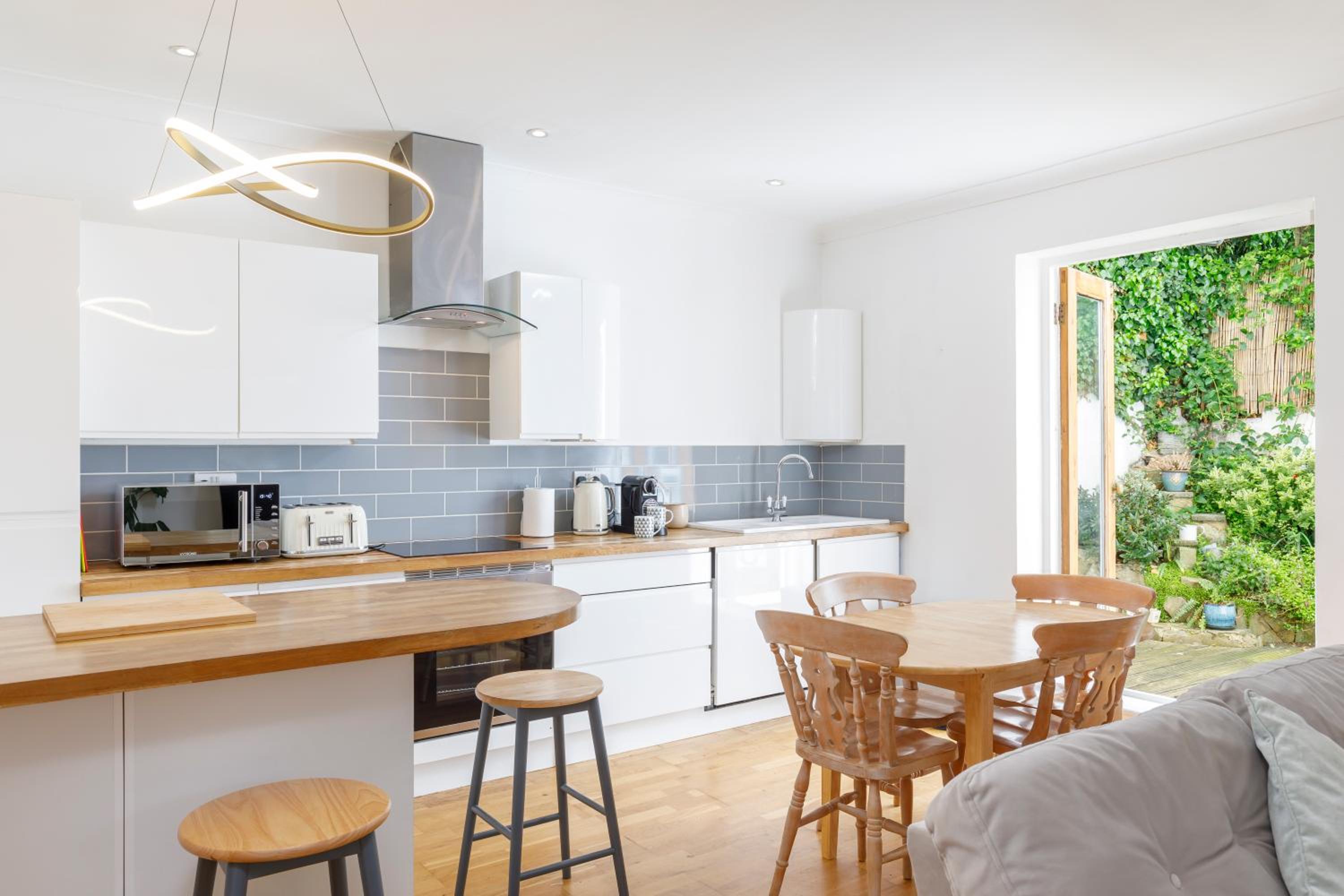 Lovely, centrally located 2-bedroom apartment with patio view 4