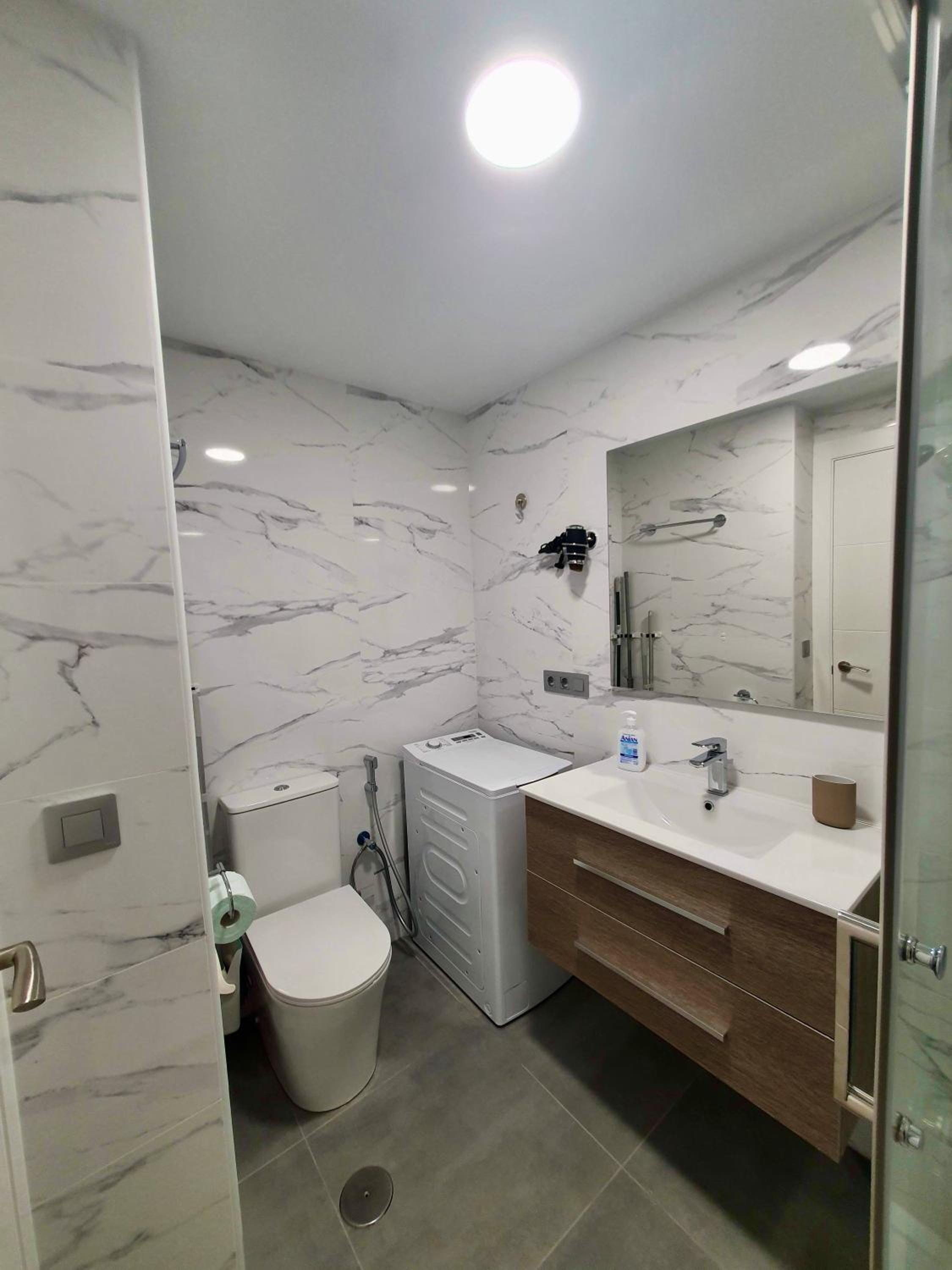 Playa Poniente Benidorm en Benidorm — bathroom