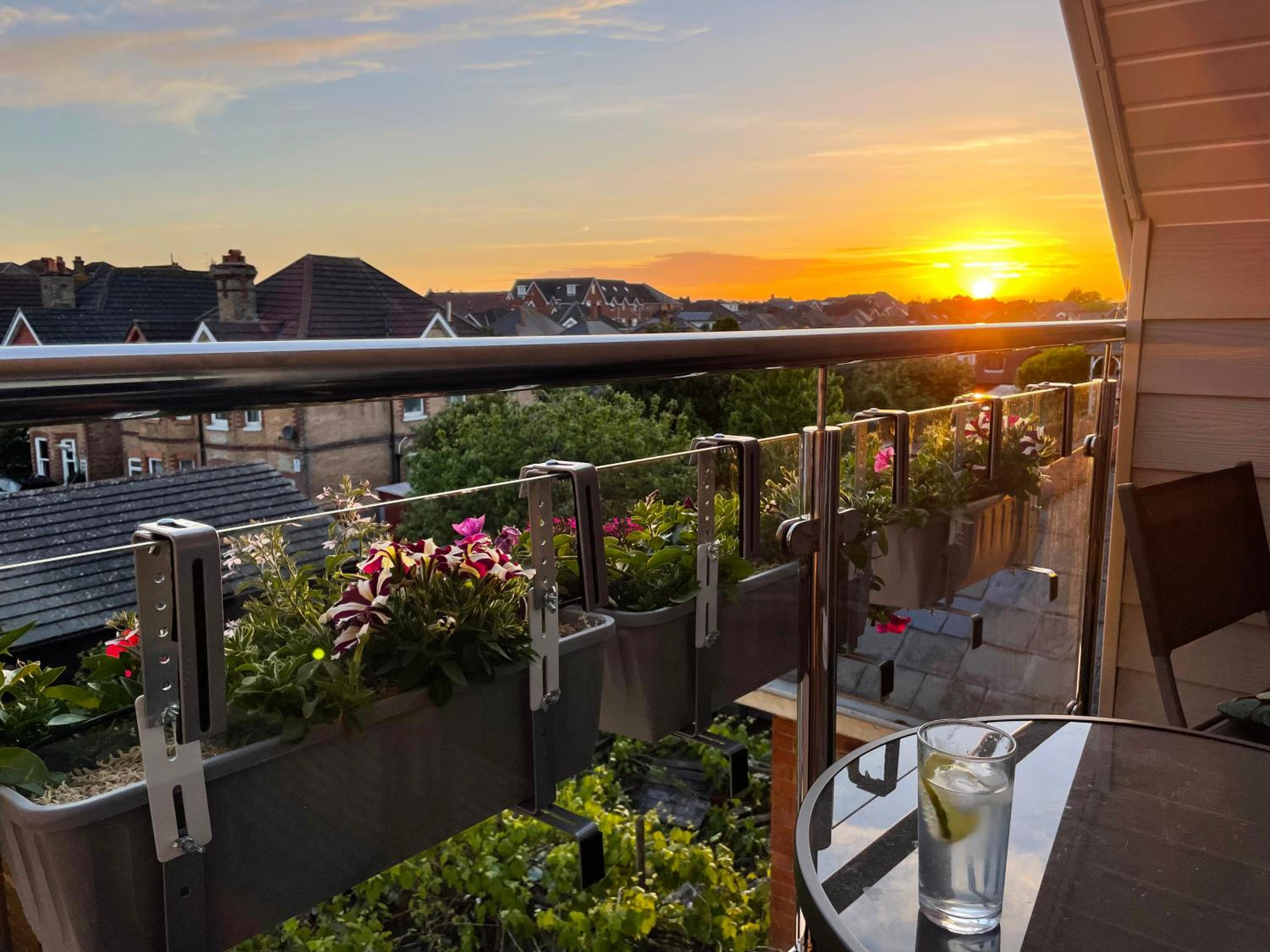 Private Two Bedroom Residence in Southbourne - Private Parking - Off the High Street - Minutes Away from the Beach