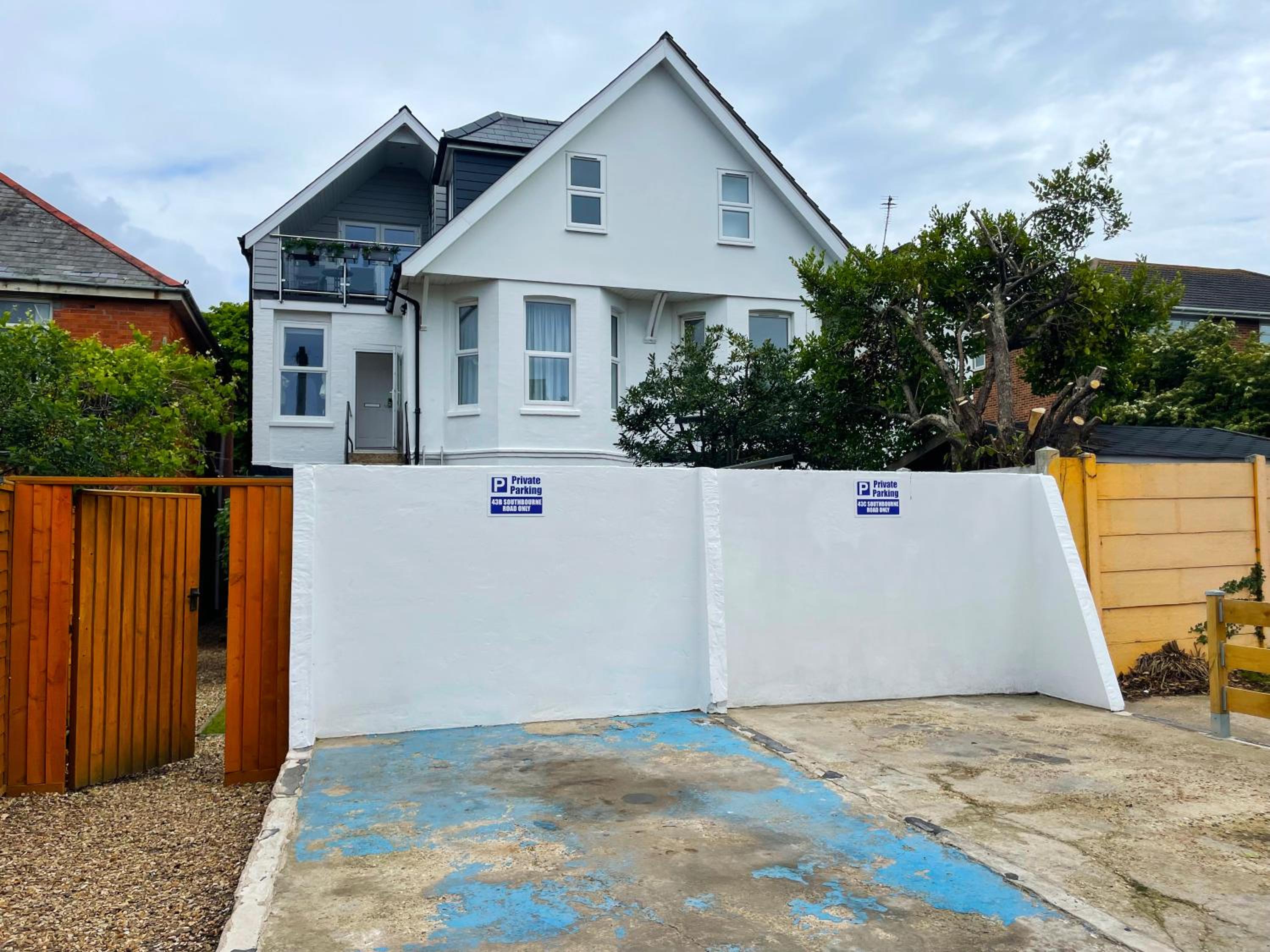 Private Two Bedroom Residence in Southbourne - Private Parking - Off the High Street - Minutes Away from the Beach