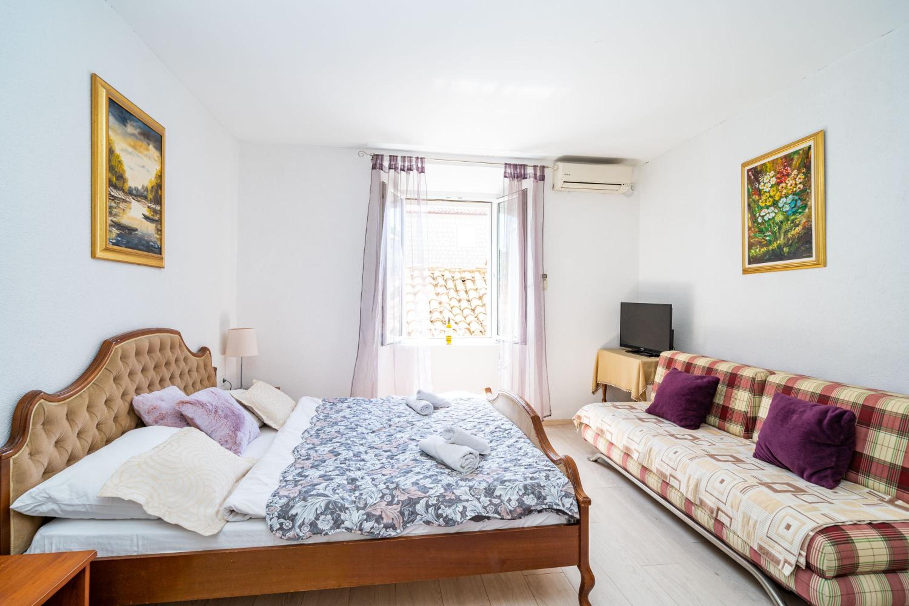 Deluxe Rooms with a terrace view at Old City Gate