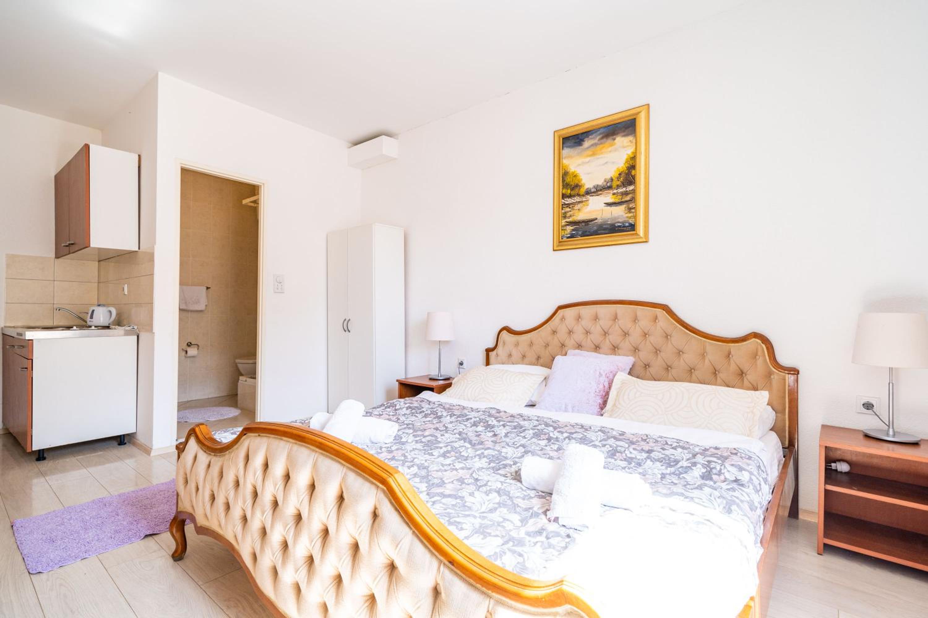 Deluxe Rooms with a terrace view at Old City Gate