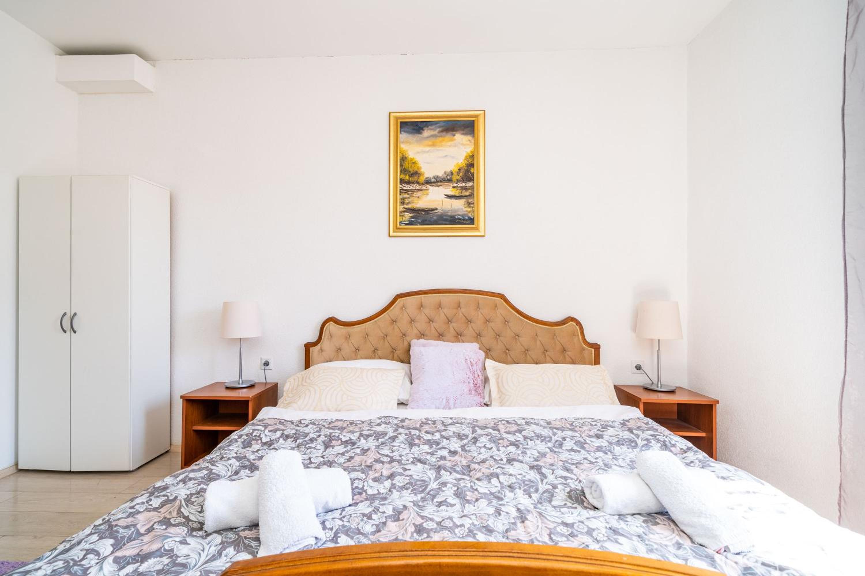 Deluxe Rooms with a terrace view at Old City Gate