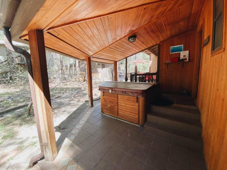 Kathys Cabin, King Bed, Hot Tub, Near-NAU & Downtown attractions, Perfect Year-Round Mountain Getaway view 2