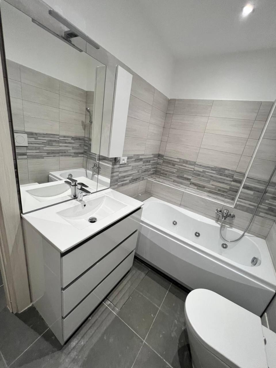 Modern Loft Center of Turin + Jacuzzi [ 30m metro] view 4
