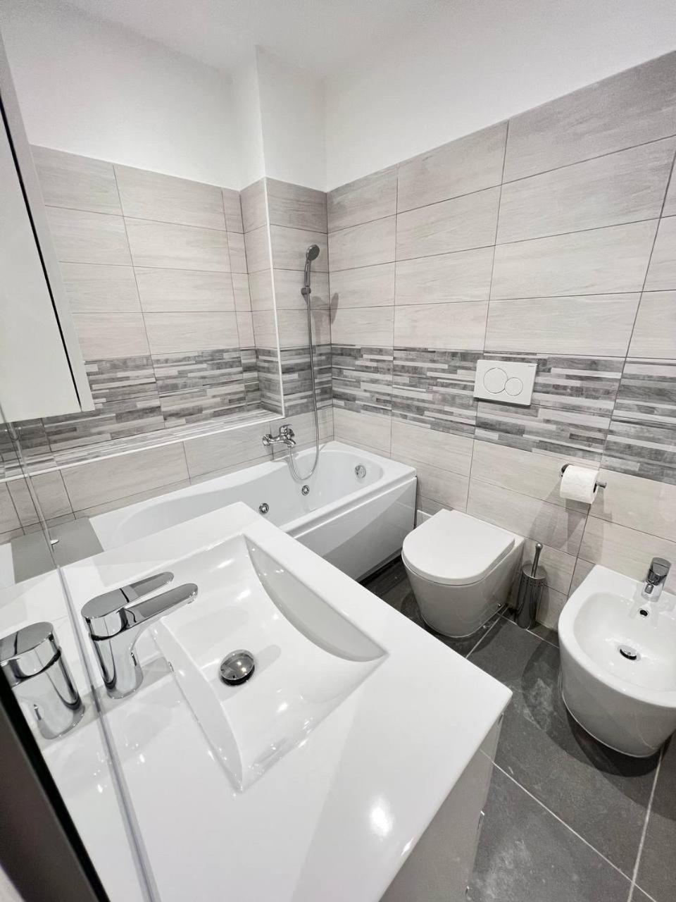 Modern Loft Center of Turin + Jacuzzi [ 30m metro] view 3