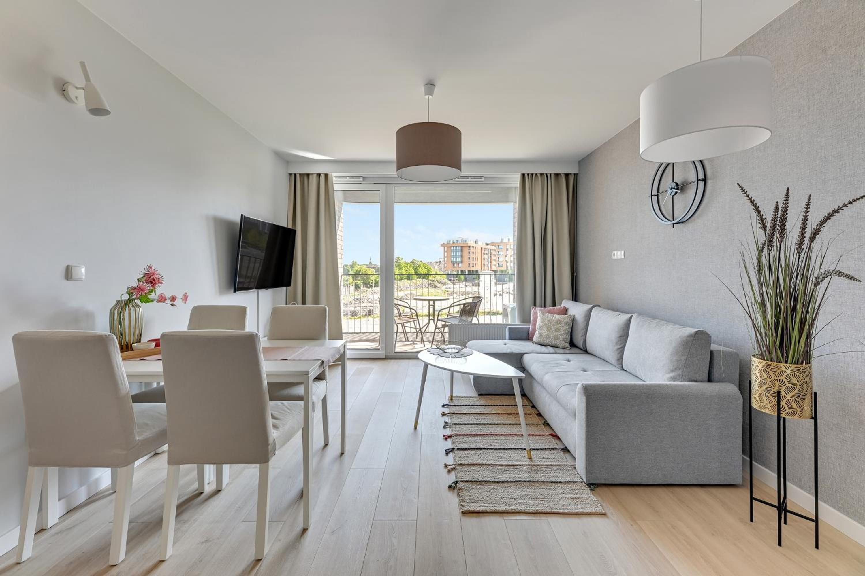 Chlebova - Riverside View Terrace, Free Parking, Gym & Kidsplay by Downtown Apartments
