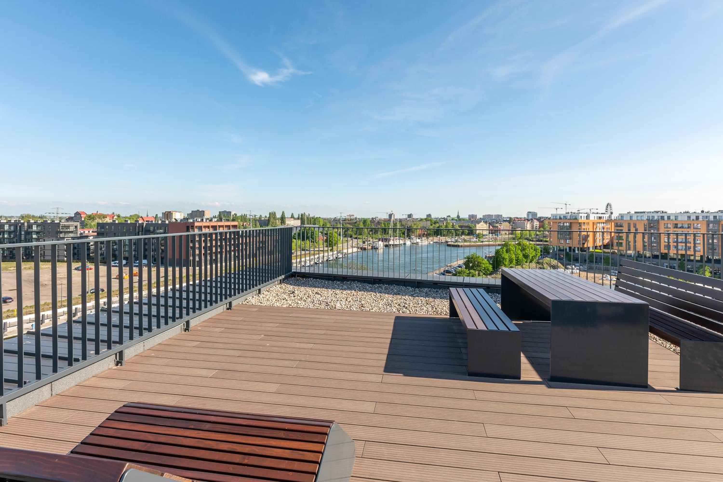 Chlebova - Riverside View Terrace, Free Parking, Gym & Kidsplay by Downtown Apartments