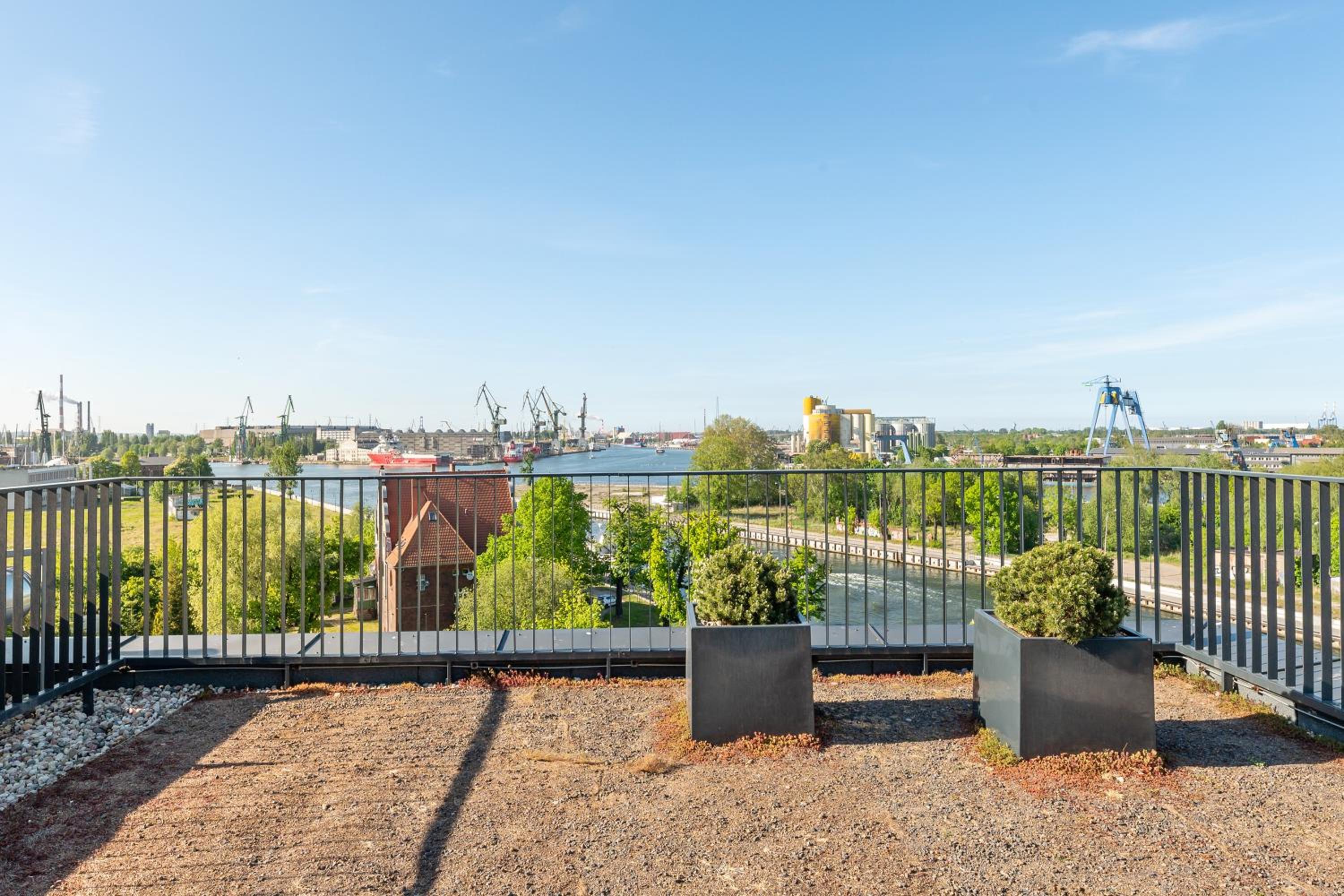 Chlebova - Riverside View Terrace, Free Parking, Gym & Kidsplay by Downtown Apartments