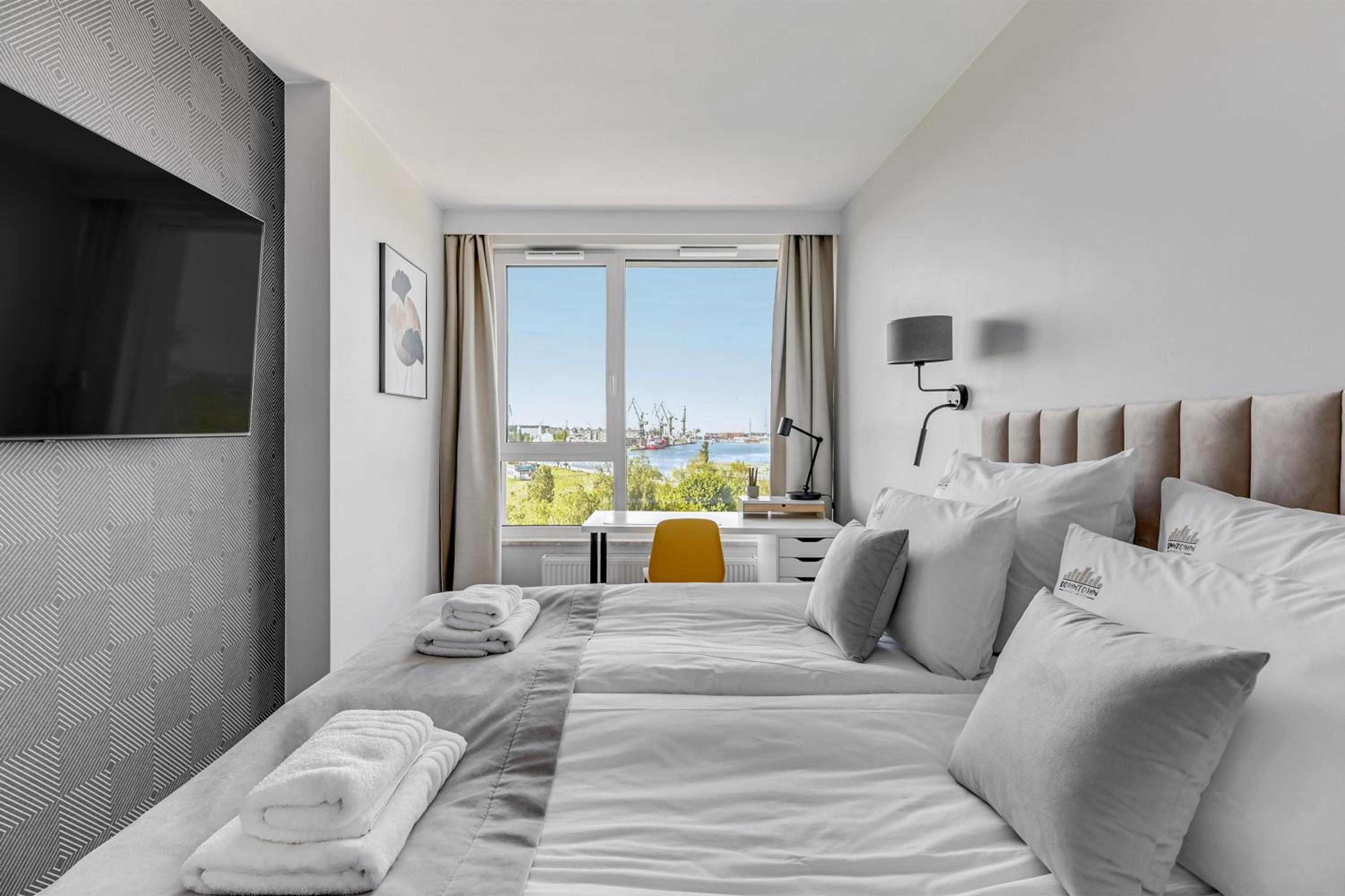 Chlebova - Riverside View Terrace, Free Parking, Gym & Kidsplay by Downtown Apartments