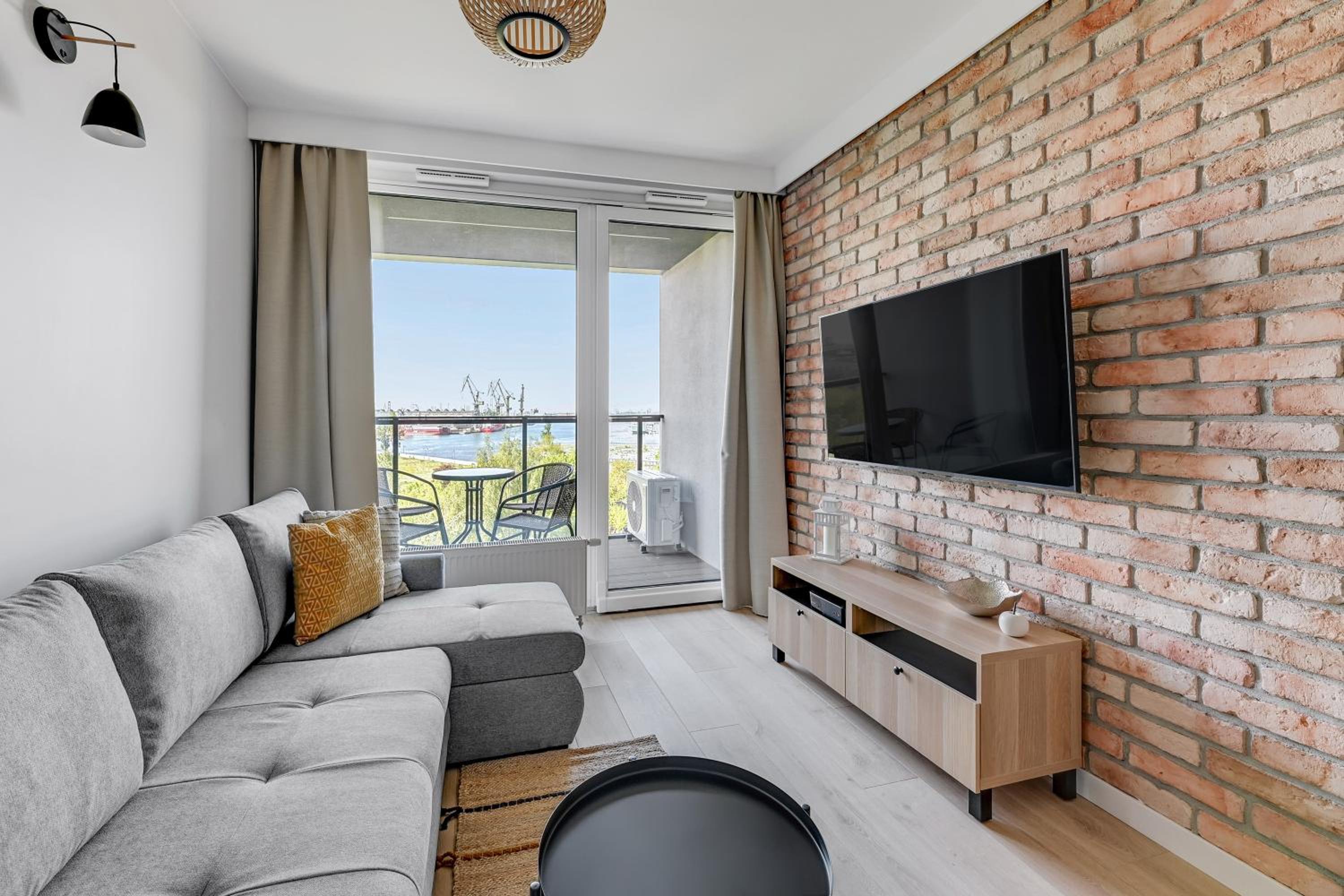 Chlebova - Riverside View Terrace, Free Parking, Gym & Kidsplay by Downtown Apartments