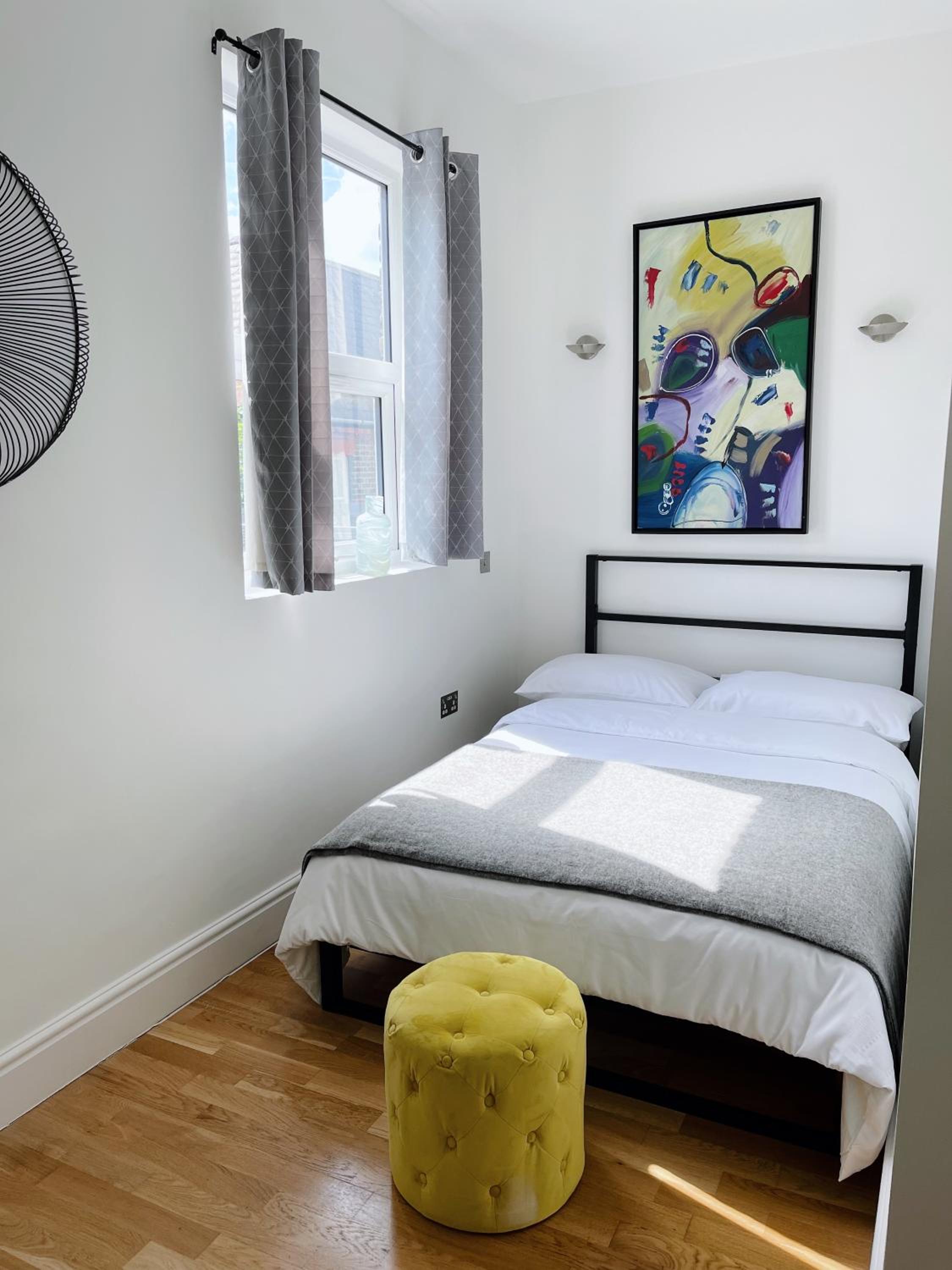 Modern and light 2 bed flat in SW2 view 2