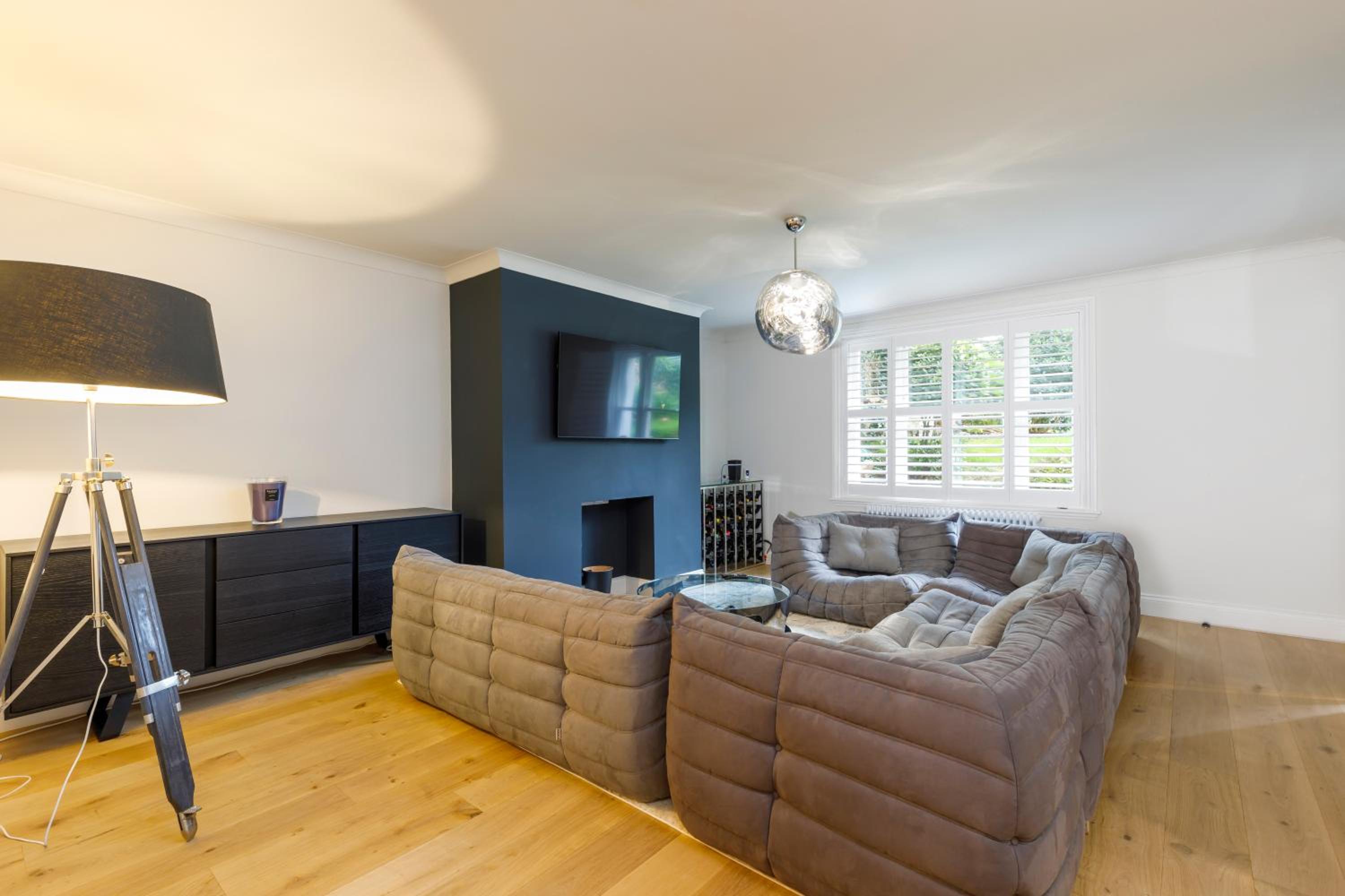Spacious 2 bedroom apartment with beautiful garde view 2
