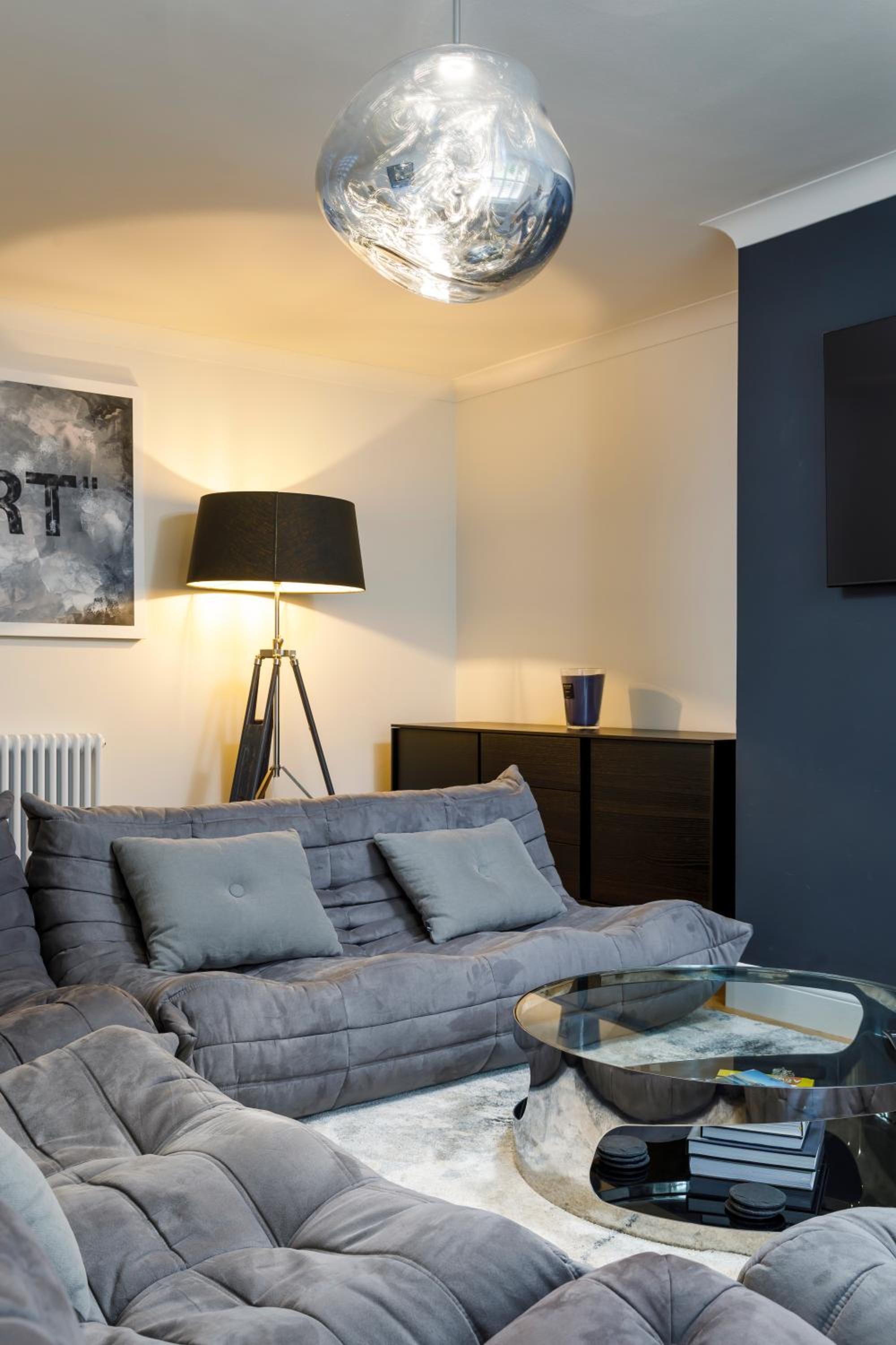 Spacious 2 bedroom apartment with beautiful garde view 3