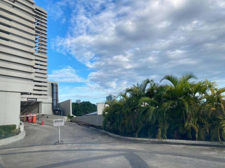 Hotel 1BR Unit - MIGAs Haven @ One Pavilion Place - Image 1