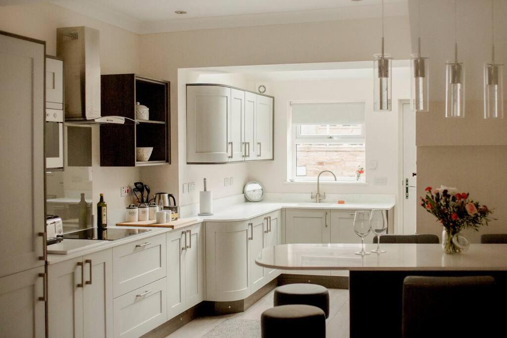 Sleeps 6-4 bedrooms 2 minute walk to the Square Free WiFi & Parking view 5