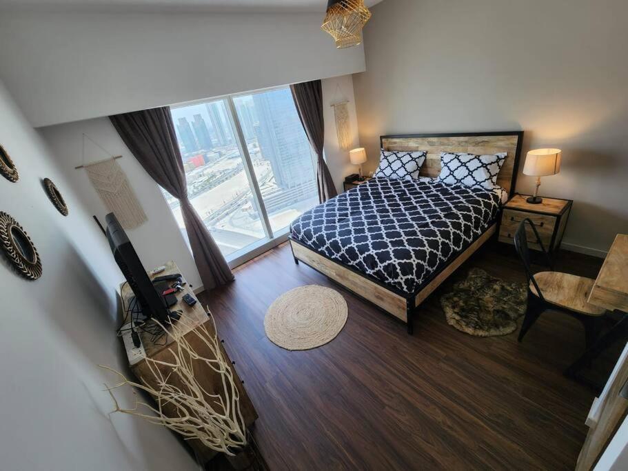 Cozy 1BR in Iconic Tower