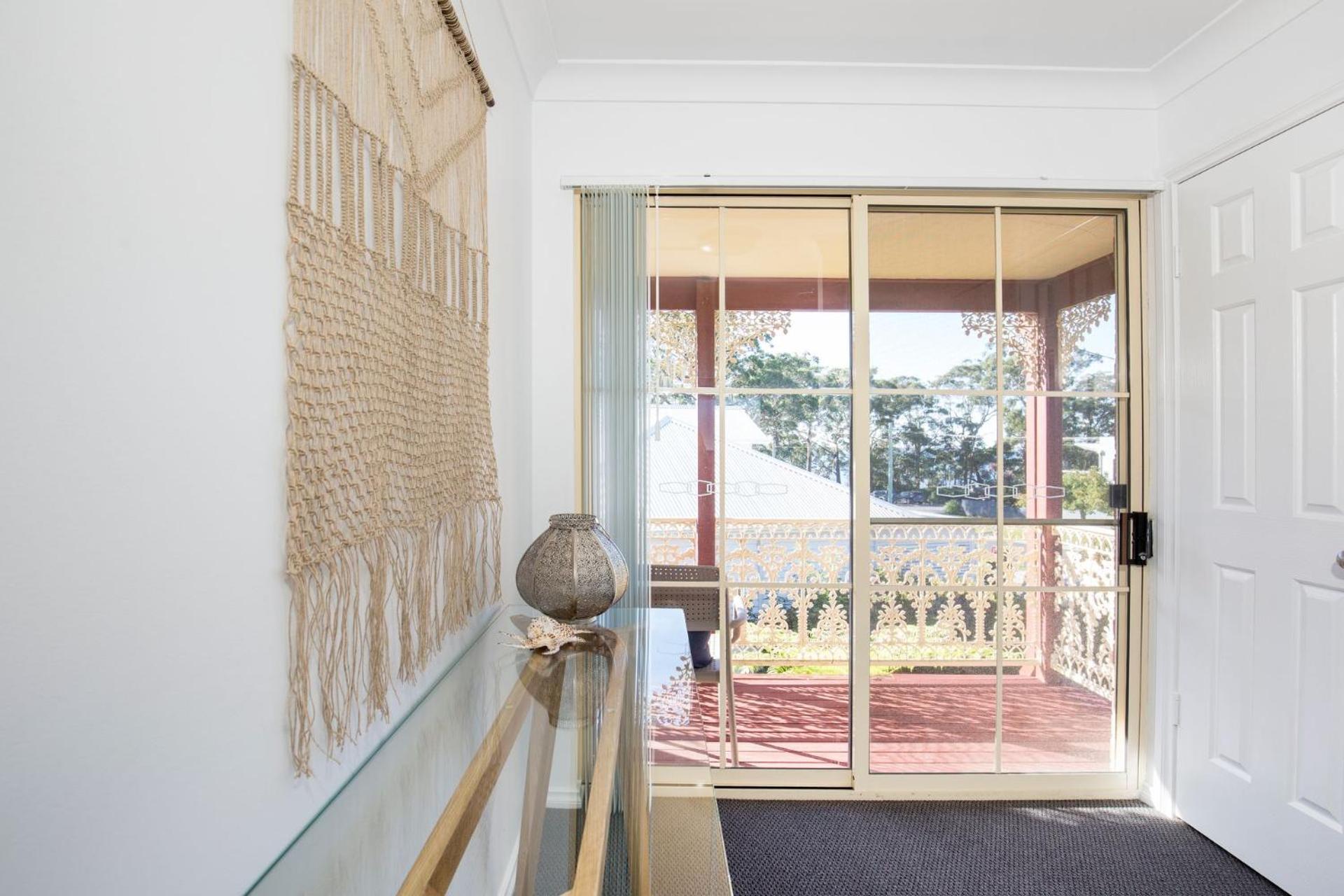Aquamarine - modern & bright Huskisson townhouse