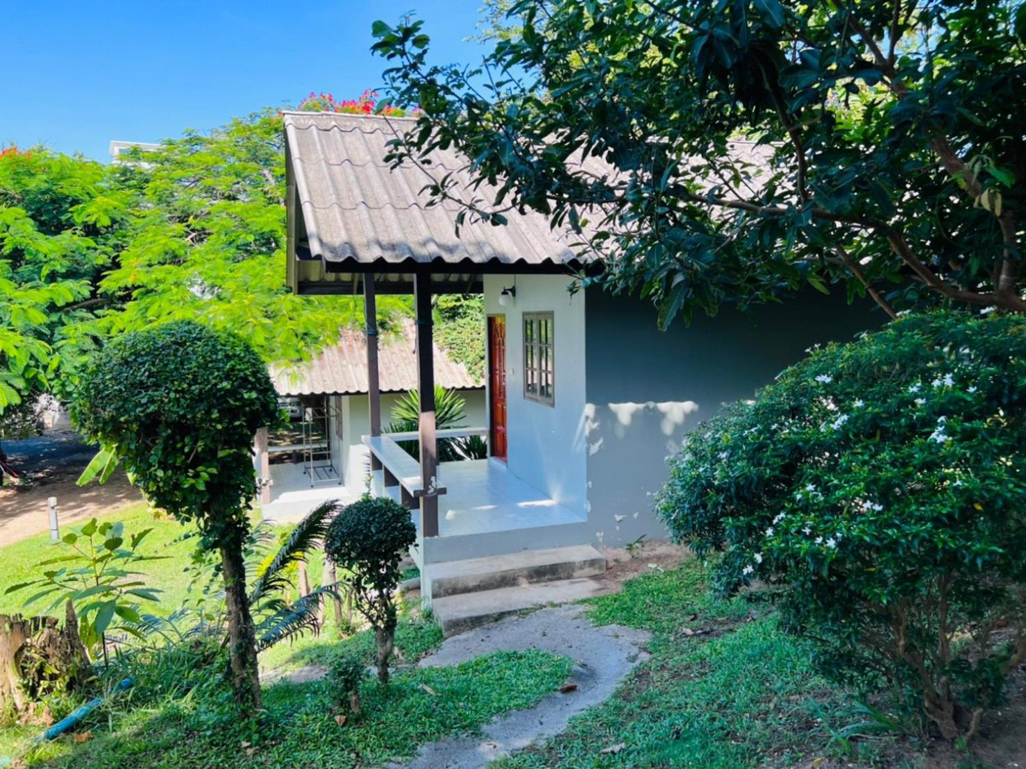 Phupha Bungalow Haad Rin view 2