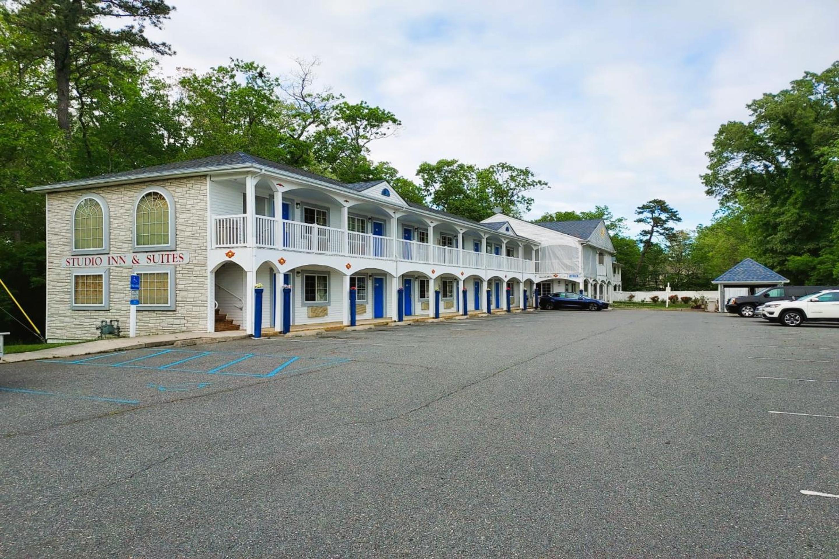 Hotel Studio Inn and Suites