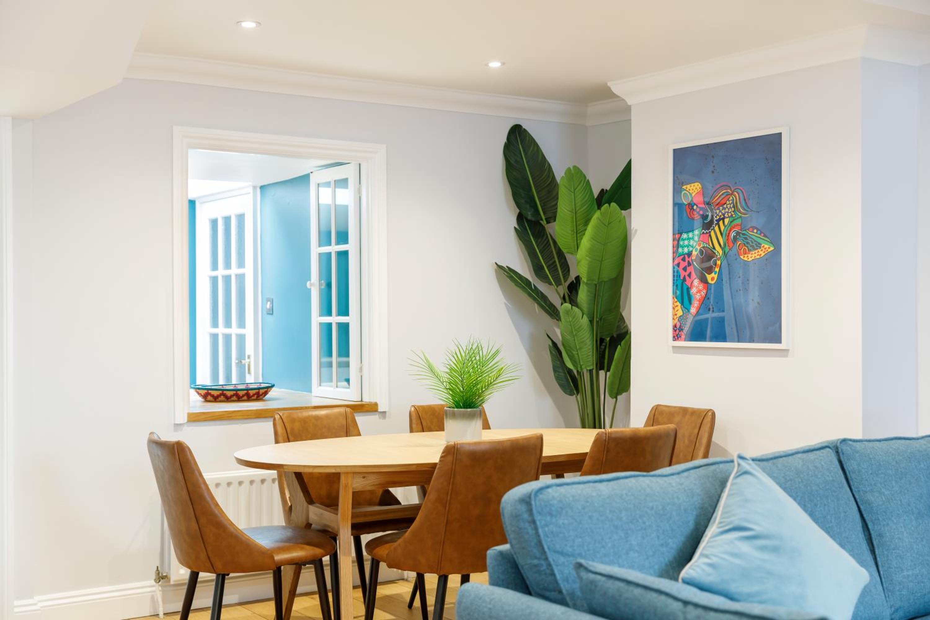 Beautiful central 3-bed w/roof terrace & parking view 3