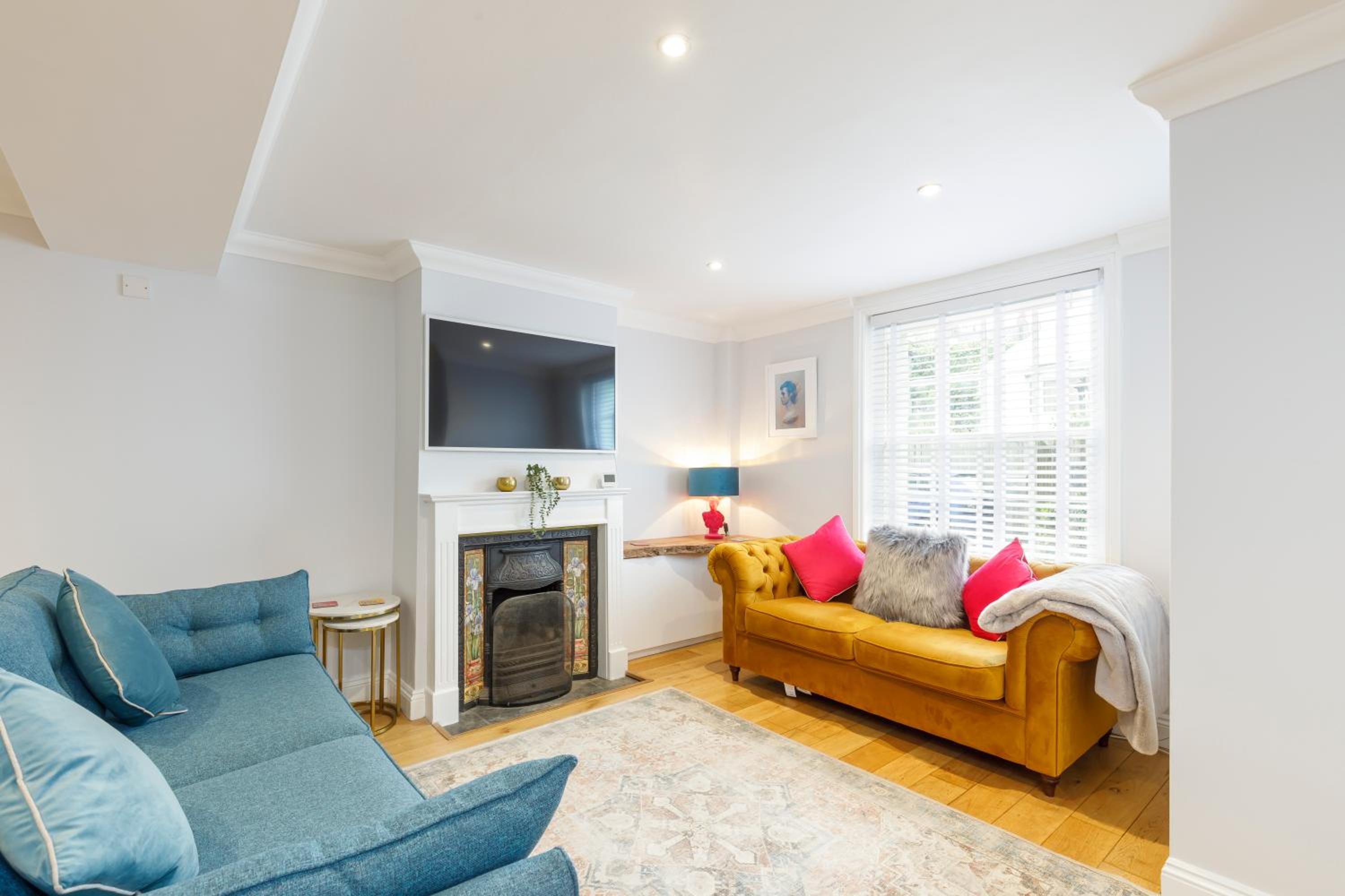 Beautiful central 3-bed w/roof terrace & parking view 2