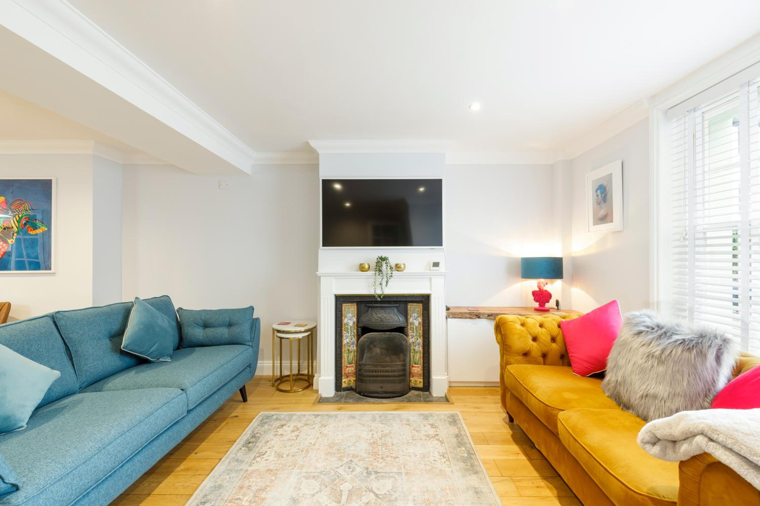 Beautiful central 3-bed w/roof terrace & parking view 5