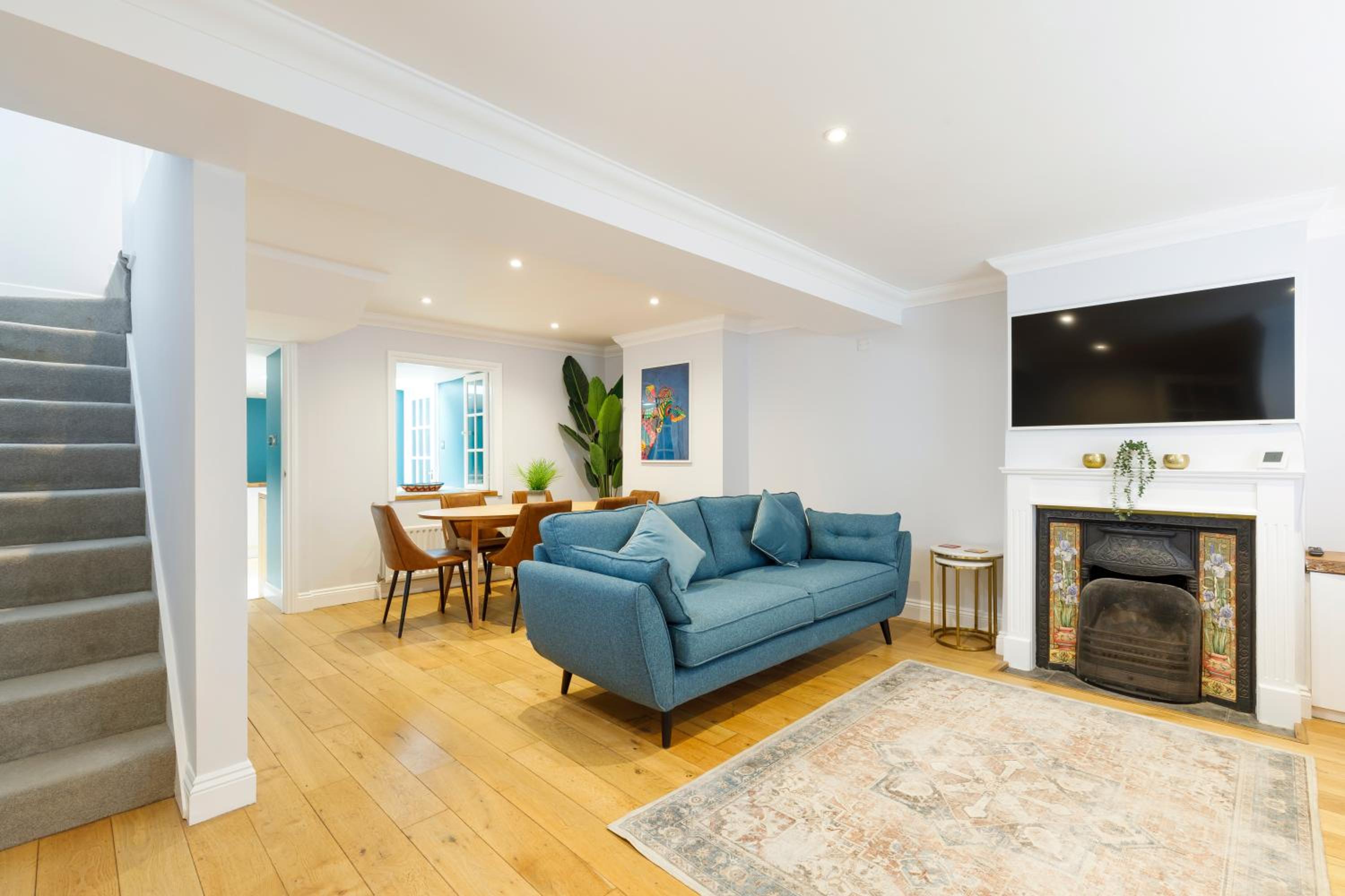 Beautiful central 3-bed w/roof terrace & parking view 4