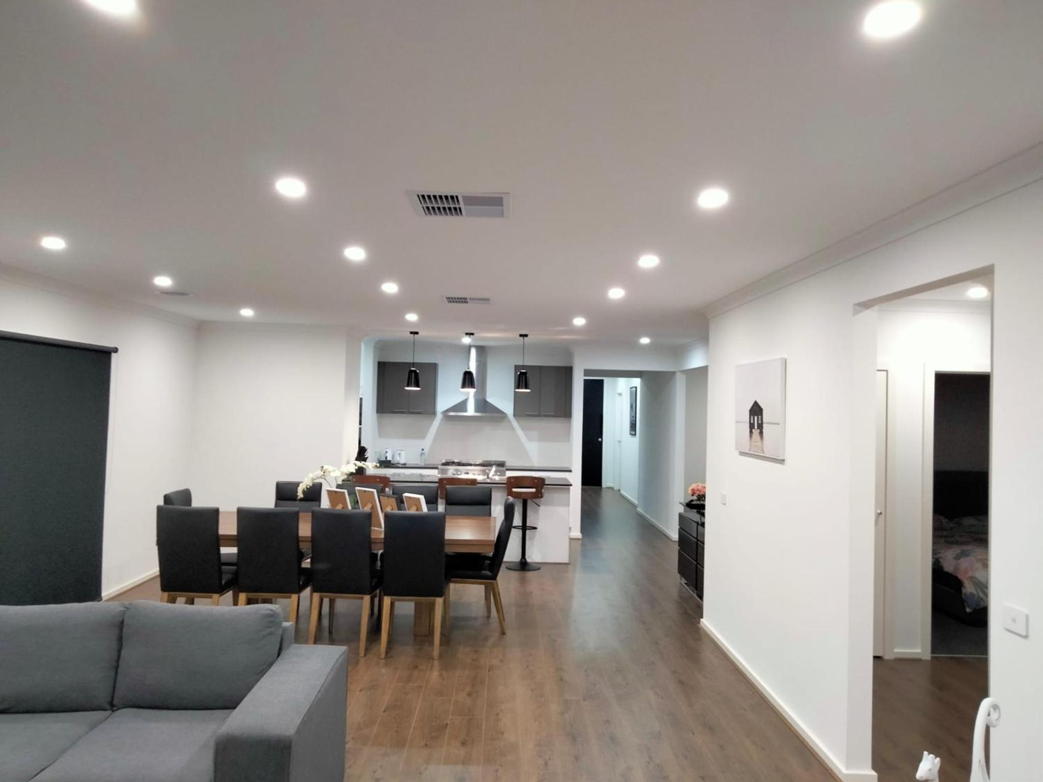 Modern and cosey 4 bedroom house walk to beach