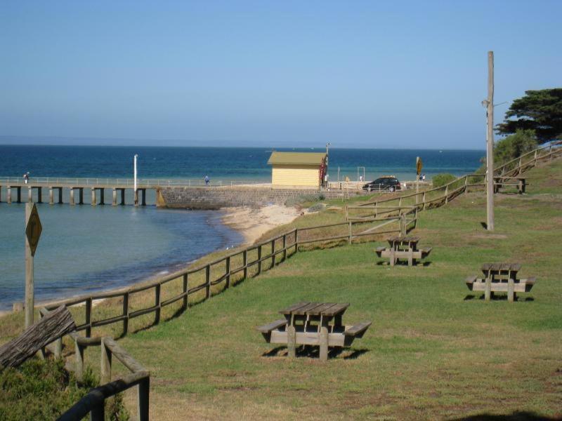 Modern and cosey 4 bedroom house walk to beach