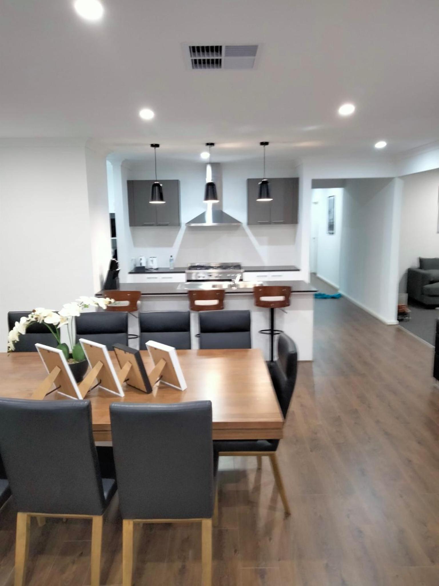 Modern and cosey 4 bedroom house walk to beach