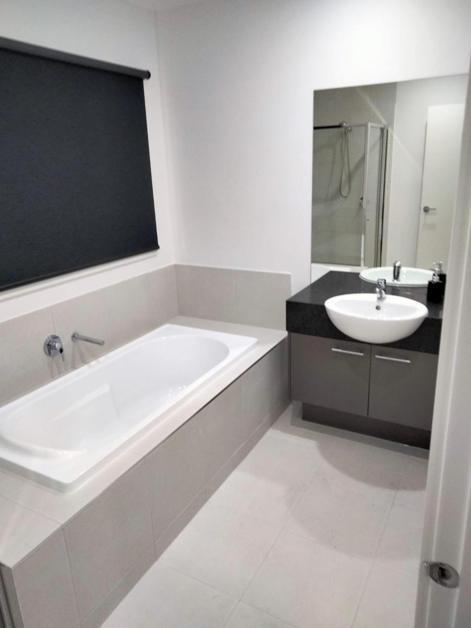 Modern and cosey 4 bedroom house walk to beach
