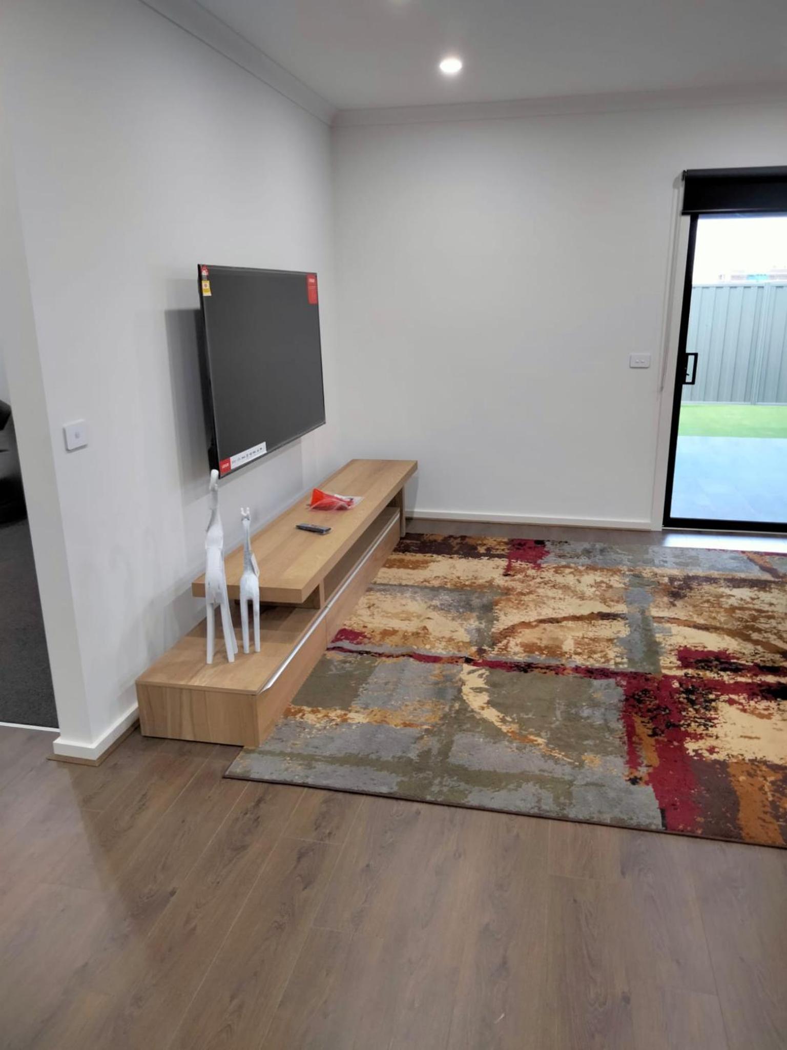 Modern and cosey 4 bedroom house walk to beach