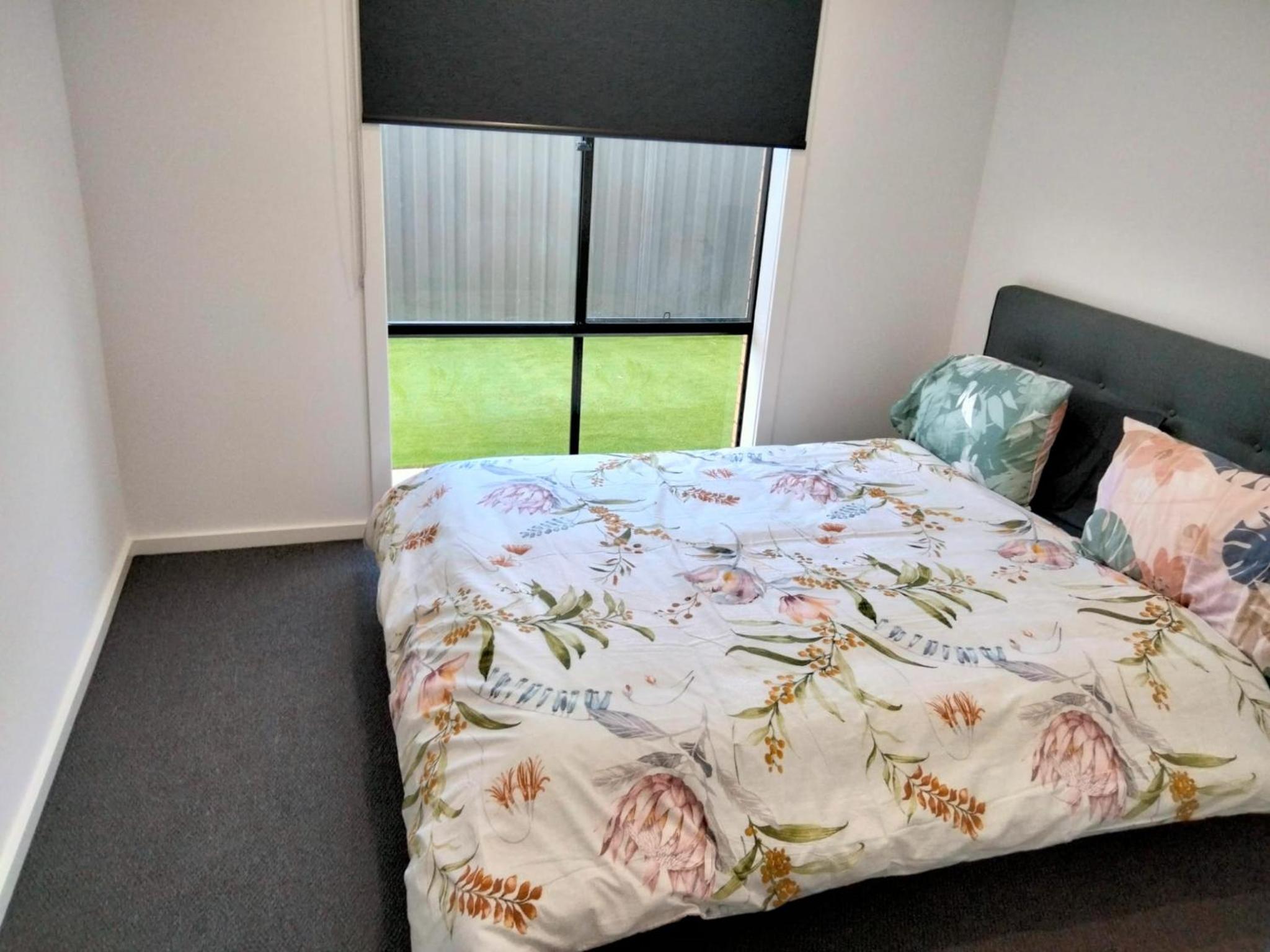 Modern and cosey 4 bedroom house walk to beach