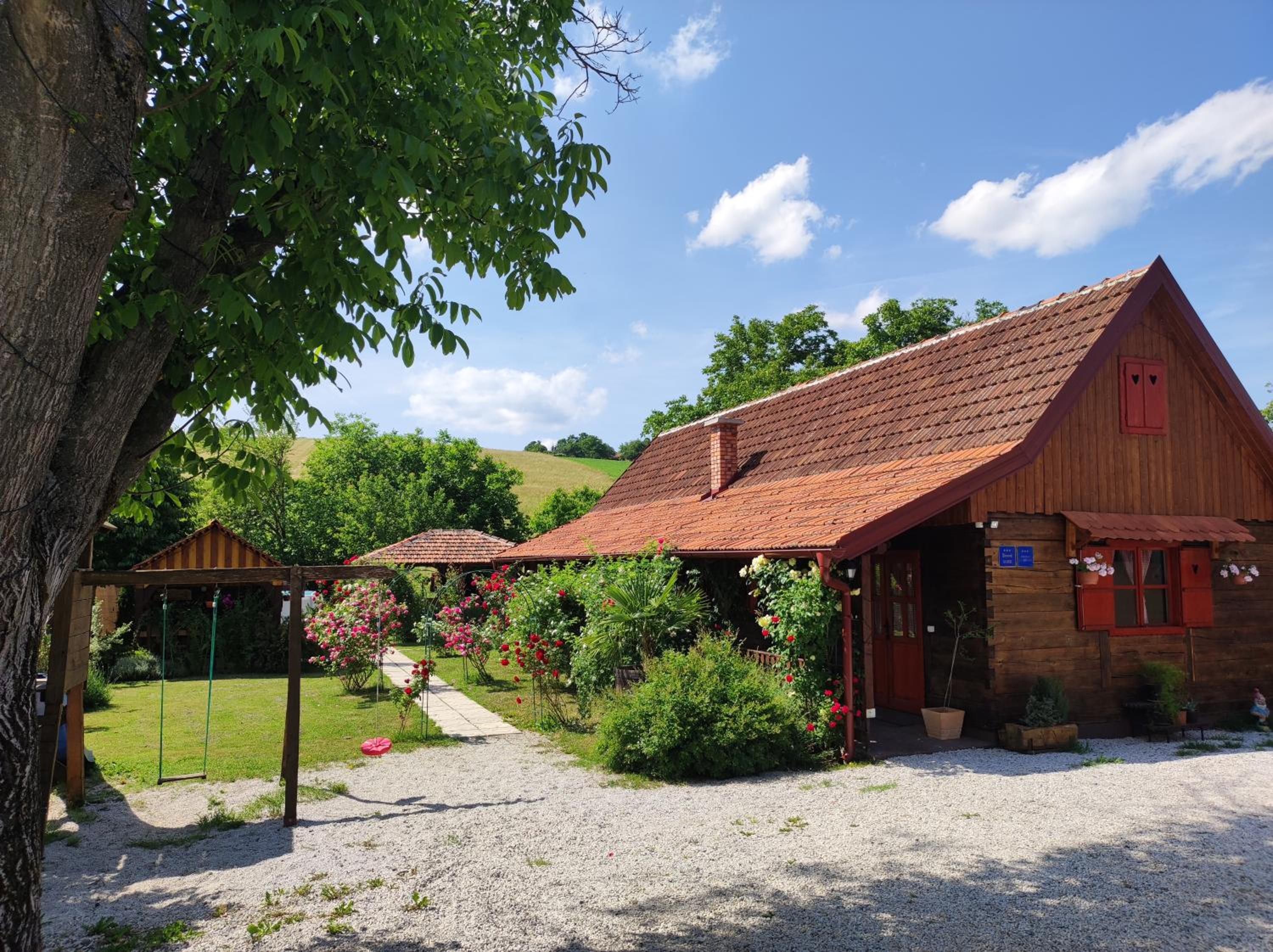 Pod orehom drvena kuća i sauna view 5