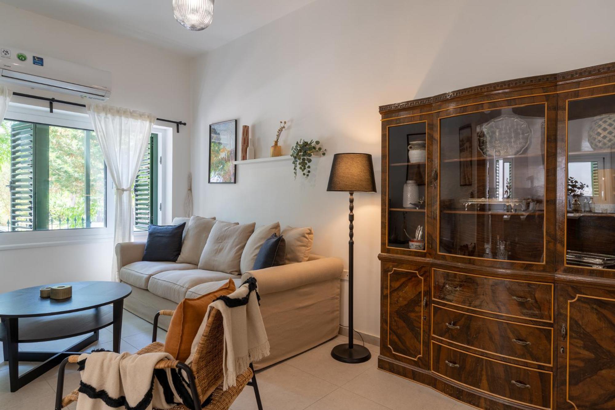 Arty Haven - Spacious 3-BR House in Larnaca view 3