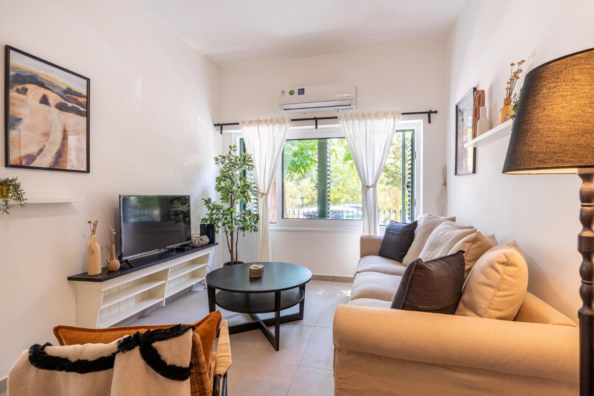 Arty Haven - Spacious 3-BR House in Larnaca view 4