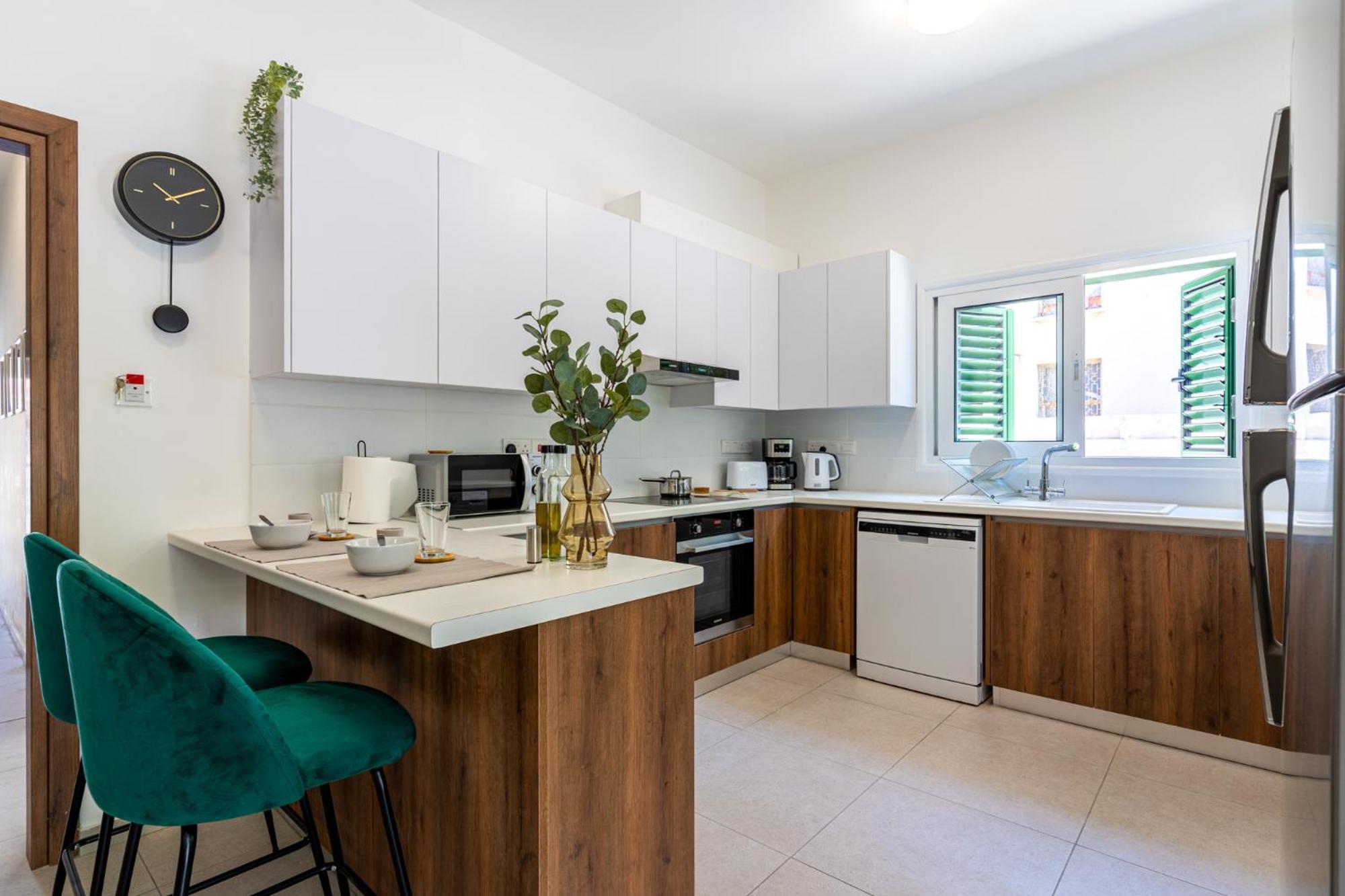 Arty Haven - Spacious 3-BR House in Larnaca view 5