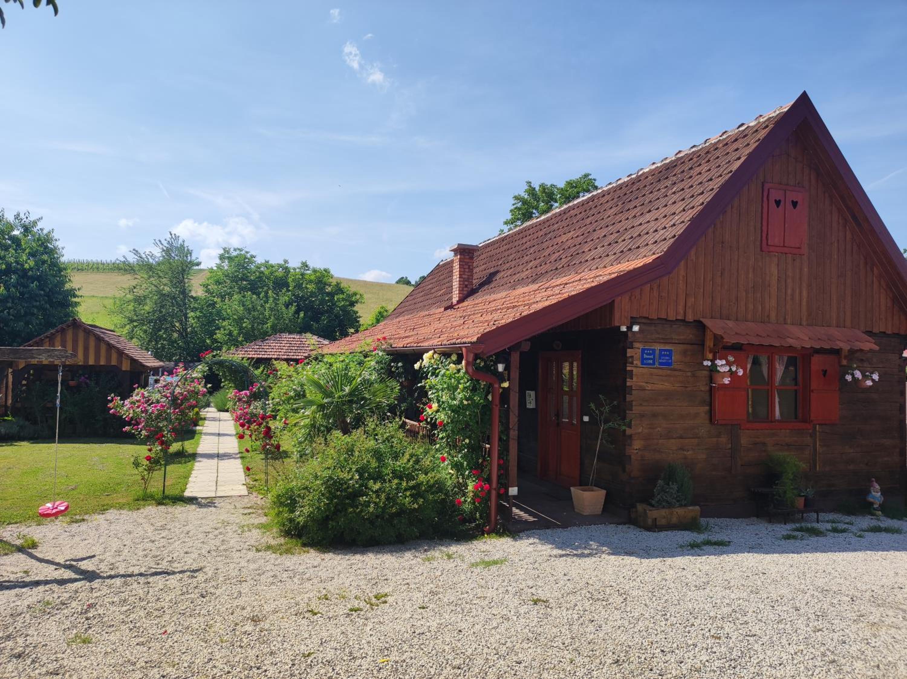 Pod orehom drvena kuća i sauna view 4