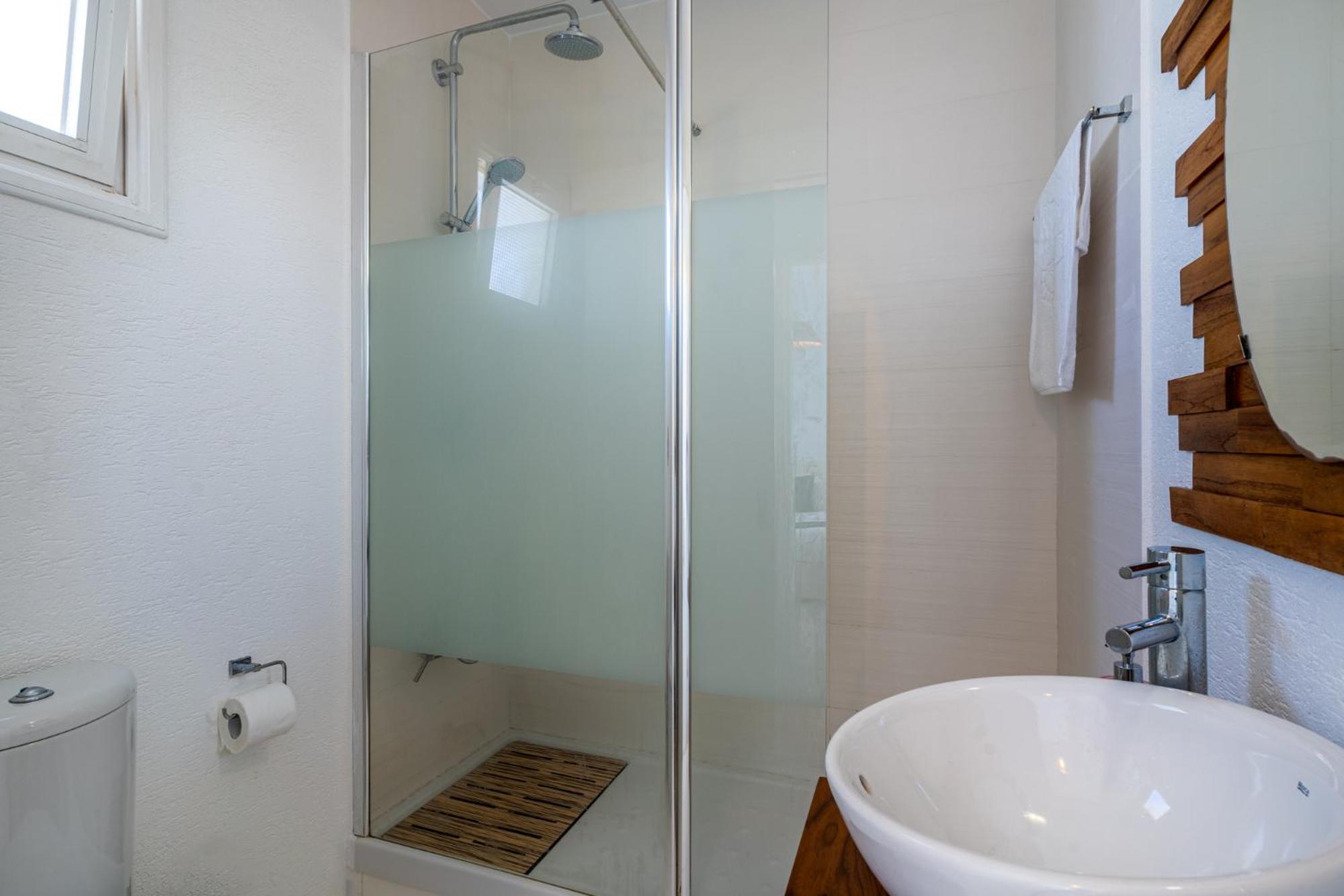 Seawaves 1- Bedroom Apartment near Meneou Beach