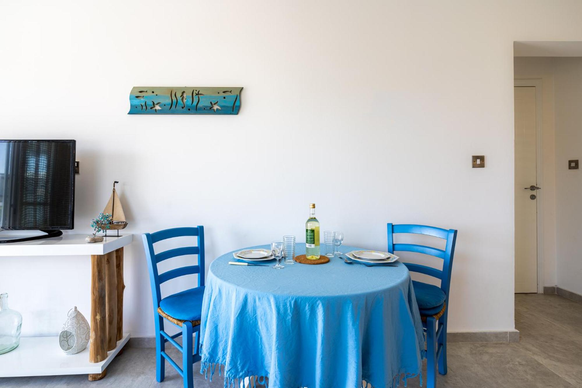 Seawaves 1- Bedroom Apartment near Meneou Beach